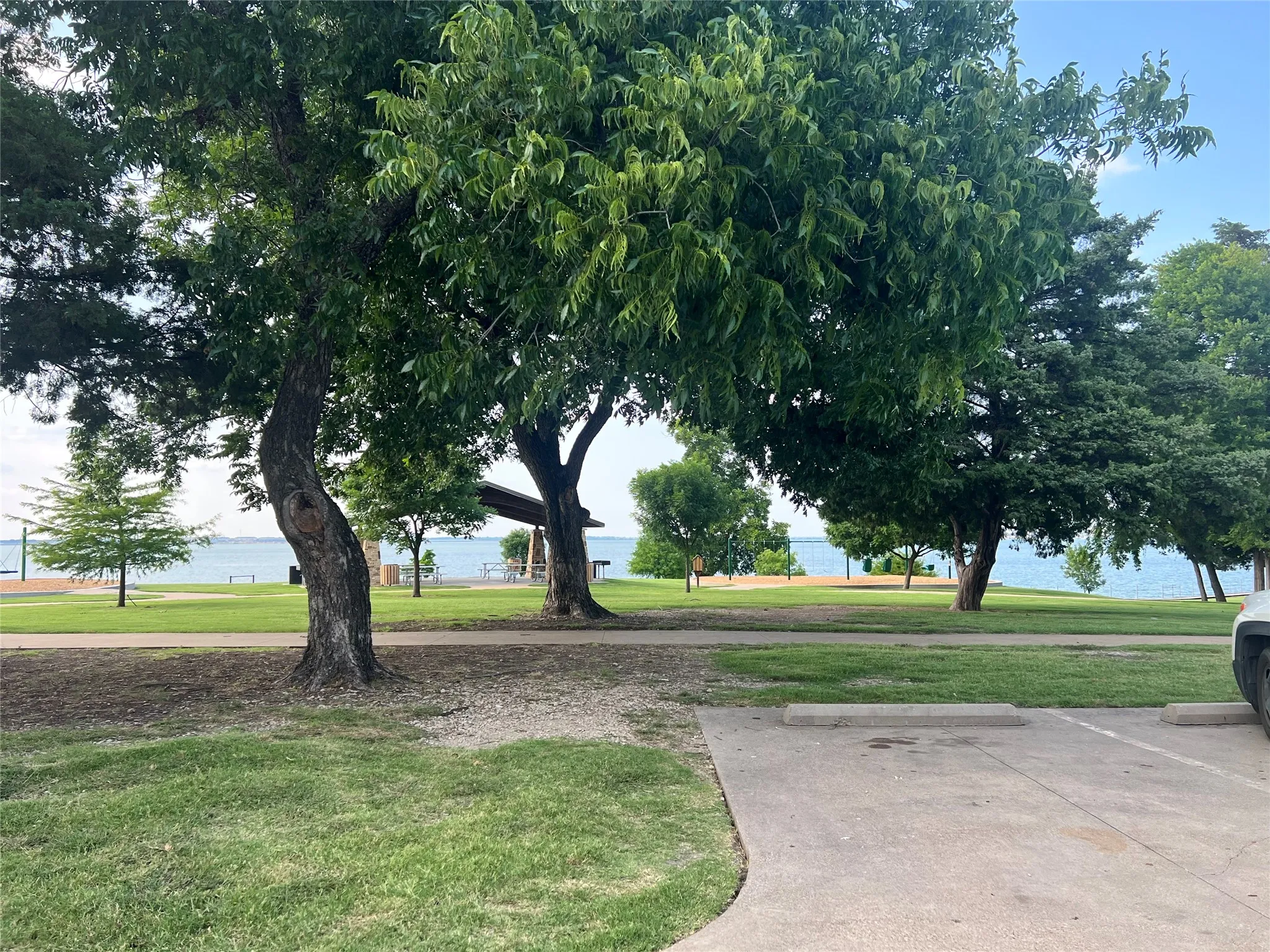 Single Family Residence For Sale in Rockwall County , 110 Gregory Drive, Heath, Texas 75032, 3 Bedroom, 2 Bathroom, 2 Garage spaces, 1,656 Sqft, built in 1980, Preowned, mls#21214977, Real Estate Agent in Heath, Homes For Sale in Rockwall county, Homes For Sale in Heath, Realtor in Heath Texas, Real Estate Brokerage Independent Realty Texas, Luminita Cordes Realtor