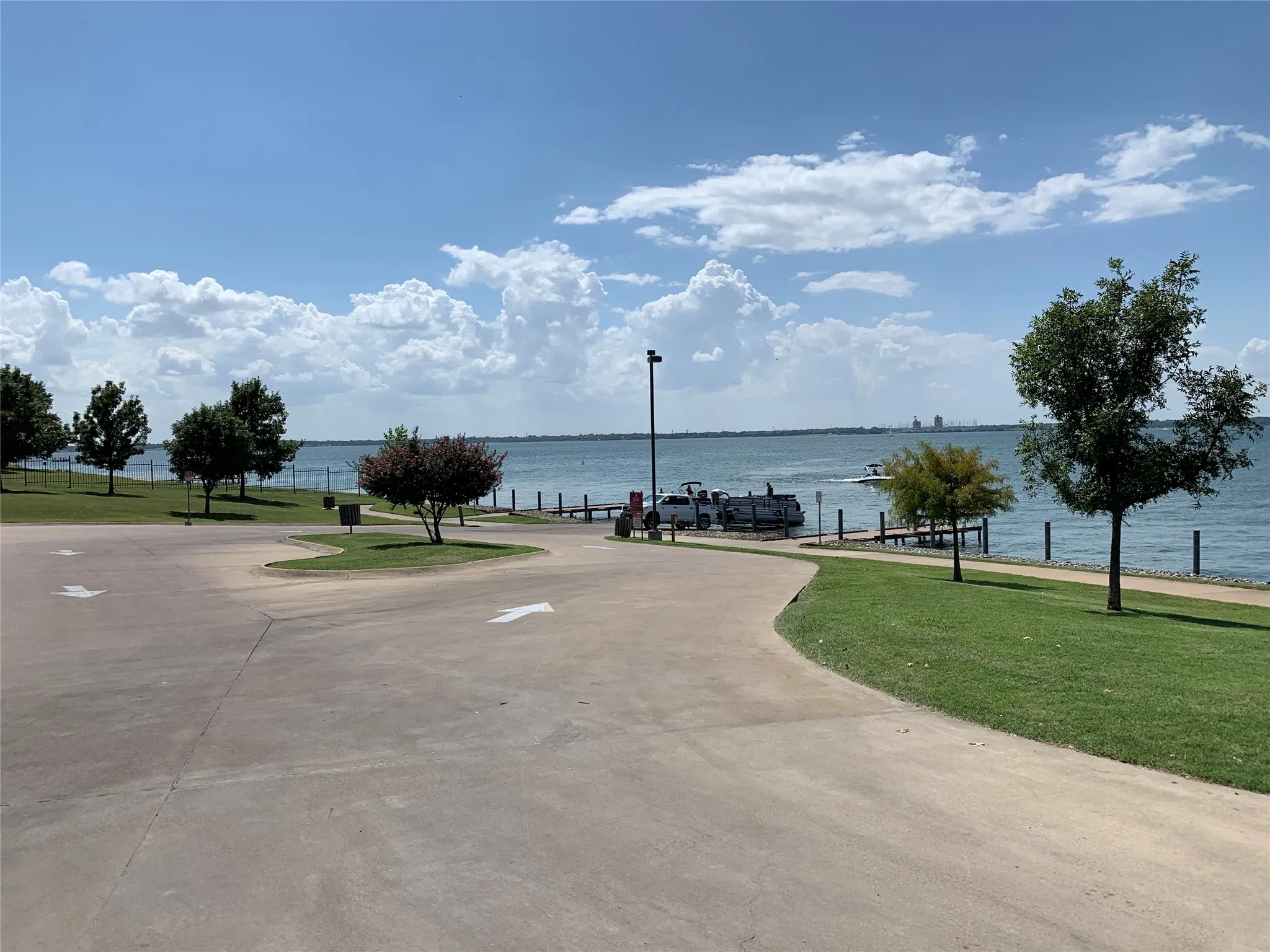 Single Family Residence For Sale in Rockwall County , 110 Gregory Drive, Heath, Texas 75032, 3 Bedroom, 2 Bathroom, 2 Garage spaces, 1,656 Sqft, built in 1980, Preowned, mls#21214977, Real Estate Agent in Heath, Homes For Sale in Rockwall county, Homes For Sale in Heath, Realtor in Heath Texas, Real Estate Brokerage Independent Realty Texas, Luminita Cordes Realtor