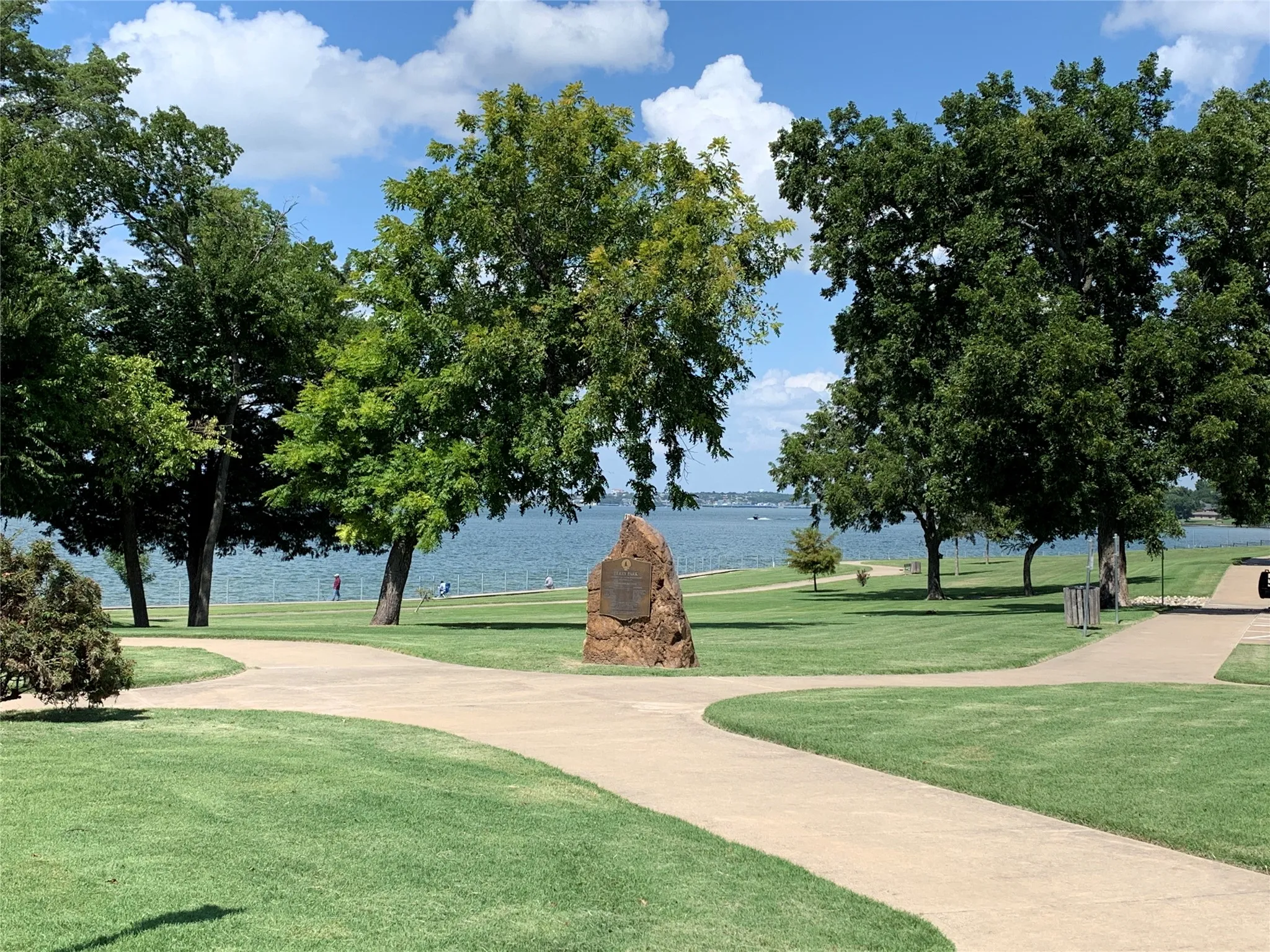 Single Family Residence For Sale in Rockwall County , 110 Gregory Drive, Heath, Texas 75032, 3 Bedroom, 2 Bathroom, 2 Garage spaces, 1,656 Sqft, built in 1980, Preowned, mls#21214977, Real Estate Agent in Heath, Homes For Sale in Rockwall county, Homes For Sale in Heath, Realtor in Heath Texas, Real Estate Brokerage Independent Realty Texas, Luminita Cordes Realtor