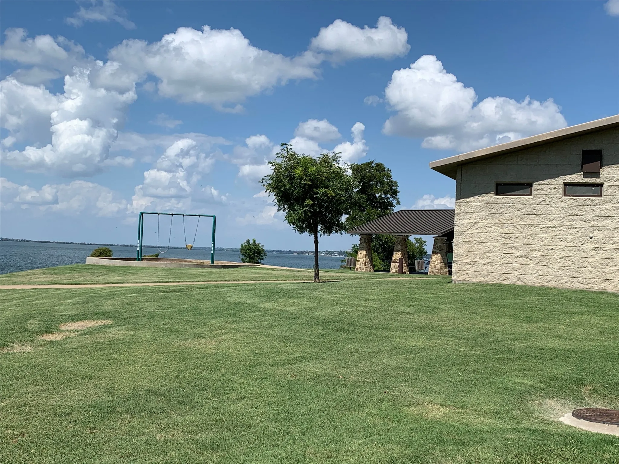 Single Family Residence For Sale in Rockwall County , 110 Gregory Drive, Heath, Texas 75032, 3 Bedroom, 2 Bathroom, 2 Garage spaces, 1,656 Sqft, built in 1980, Preowned, mls#21214977, Real Estate Agent in Heath, Homes For Sale in Rockwall county, Homes For Sale in Heath, Realtor in Heath Texas, Real Estate Brokerage Independent Realty Texas, Luminita Cordes Realtor