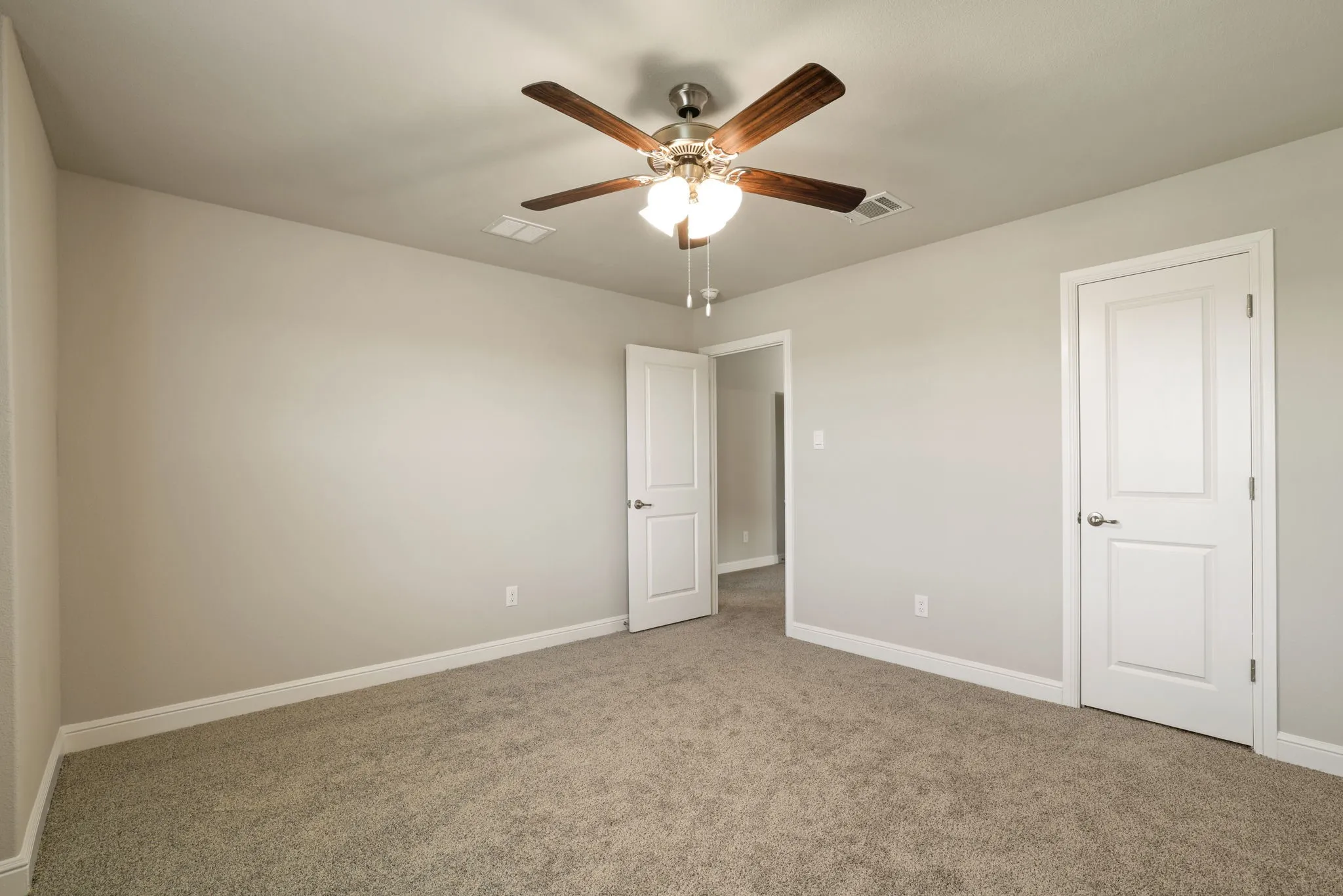 Unfurnished bedroom with carpet flooring and ceiling fan