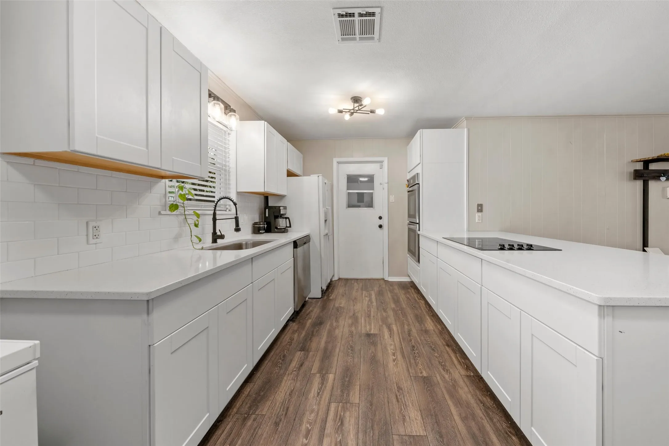 Single Family Residence For Sale in Mc Lennan County , 5907 Caldwell Street, Waco, Texas 76710, 3 Bedroom, 2 Bathroom, 2 Garage spaces, 1,556 Sqft, built in 1964, mls#21210101, Real Estate Agent in Waco, Homes For Sale in Mc Lennan county, Homes For Sale in Waco, Realtor in Waco Texas, Real Estate Brokerage Independent Realty Texas, Luminita Cordes Realtor