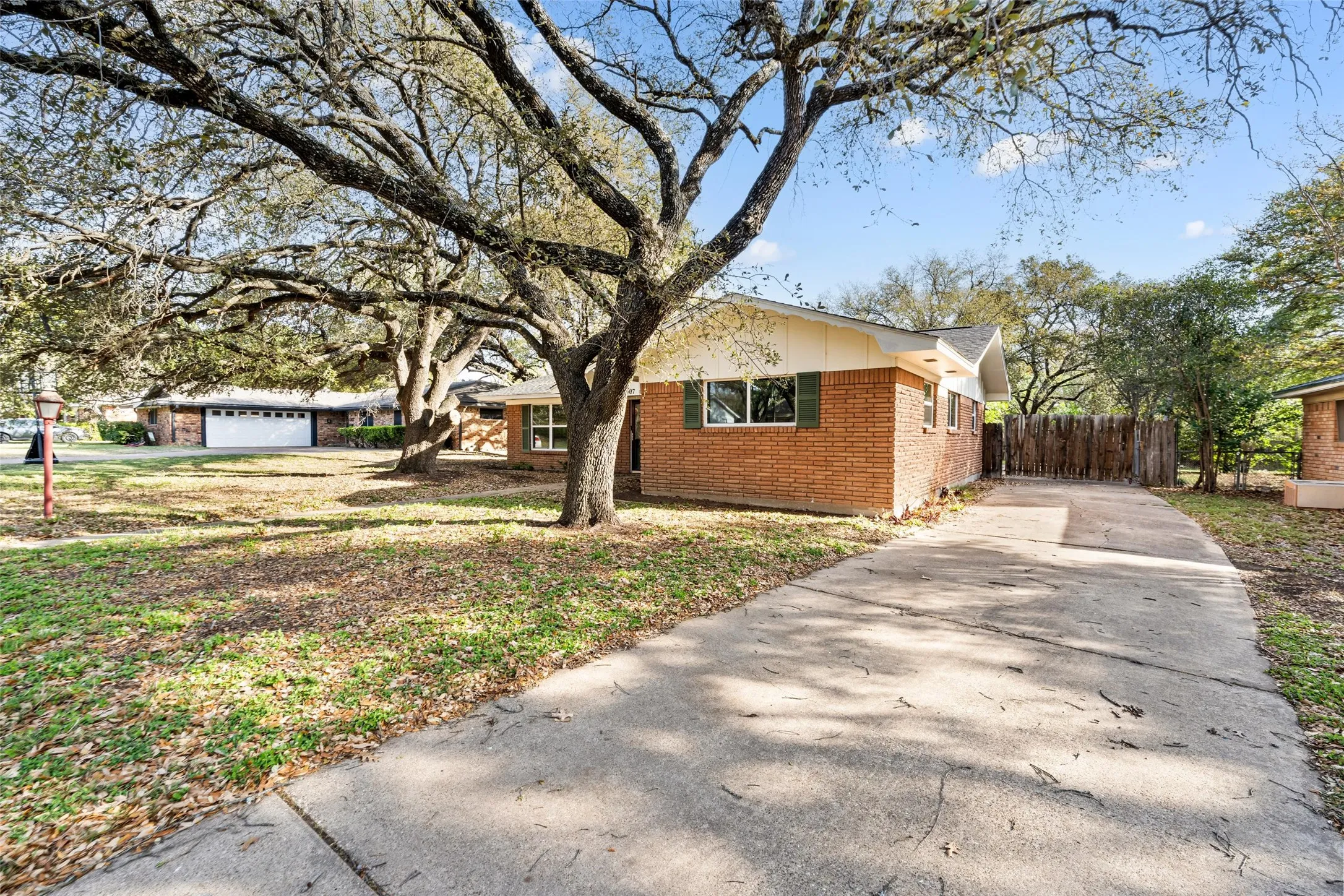 Single Family Residence For Sale in Mc Lennan County , 5907 Caldwell Street, Waco, Texas 76710, 3 Bedroom, 2 Bathroom, 2 Garage spaces, 1,556 Sqft, built in 1964, mls#21210101, Real Estate Agent in Waco, Homes For Sale in Mc Lennan county, Homes For Sale in Waco, Realtor in Waco Texas, Real Estate Brokerage Independent Realty Texas, Luminita Cordes Realtor