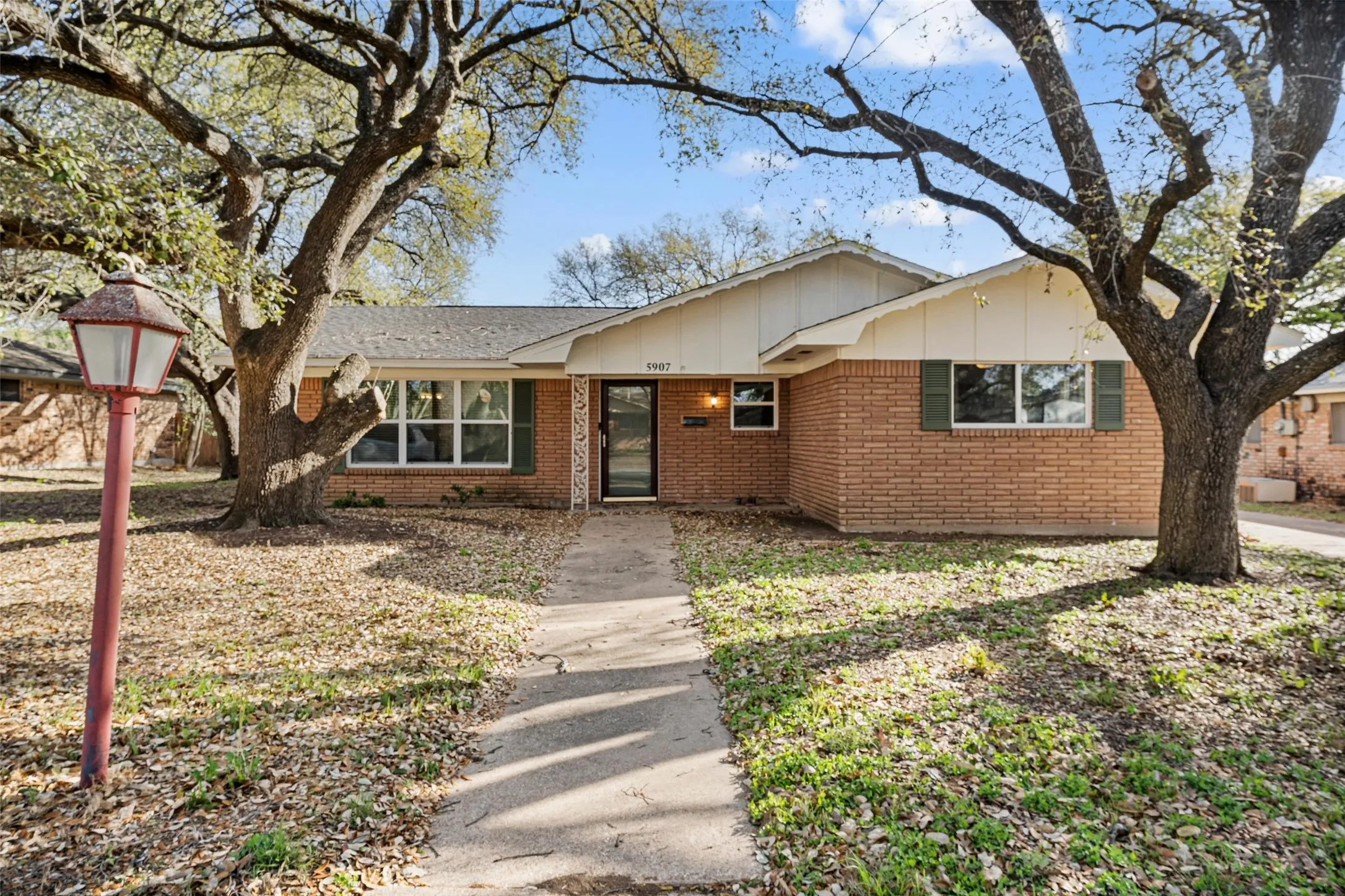 Single Family Residence For Sale in Mc Lennan County , 5907 Caldwell Street, Waco, Texas 76710, 3 Bedroom, 2 Bathroom, 2 Garage spaces, 1,556 Sqft, built in 1964, mls#21210101, Real Estate Agent in Waco, Homes For Sale in Mc Lennan county, Homes For Sale in Waco, Realtor in Waco Texas, Real Estate Brokerage Independent Realty Texas, Luminita Cordes Realtor