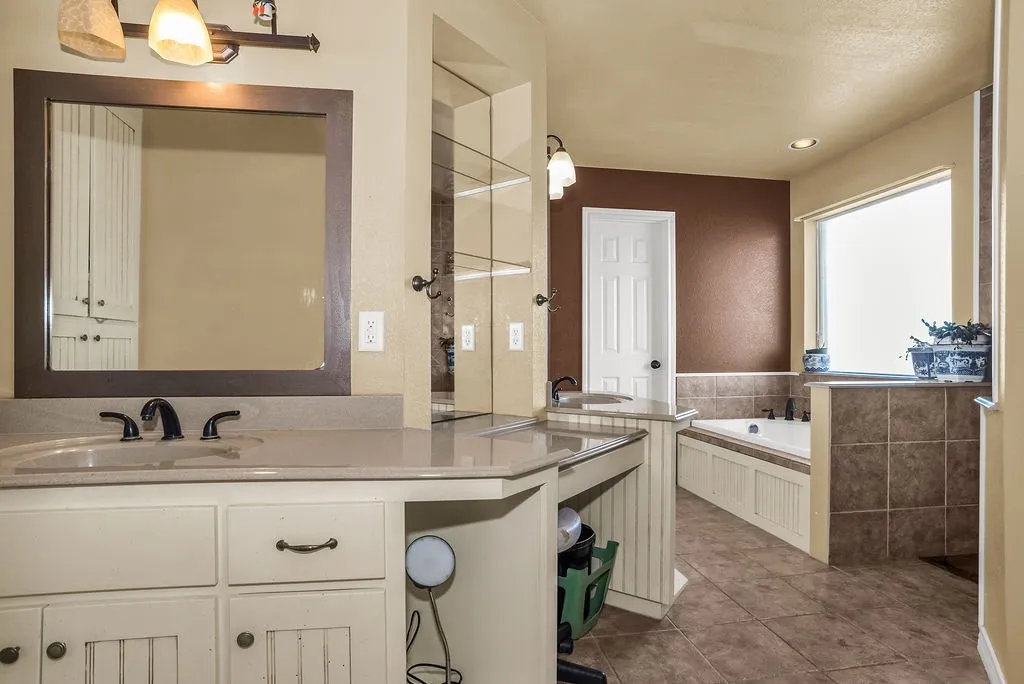 Single Family Residence For Sale in Tarrant County , 12338 Park Ridge Trail, Fort Worth, Texas 76179, 3 Bedroom, 2 Bathroom, 2 Garage spaces, 2,054 Sqft, built in 2007, mls#21215009, Real Estate Agent in Fort Worth, Homes For Sale in Tarrant county, Homes For Sale in Fort Worth, Realtor in Fort Worth Texas, Real Estate Brokerage Independent Realty Texas, Luminita Cordes Realtor