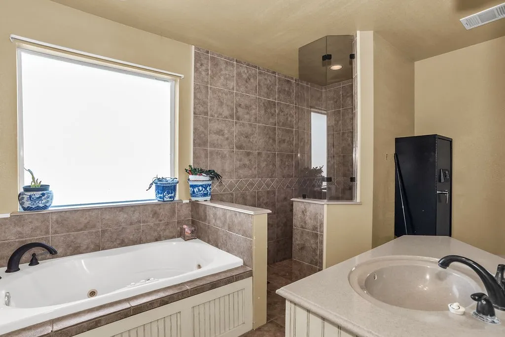 Single Family Residence For Sale in Tarrant County , 12338 Park Ridge Trail, Fort Worth, Texas 76179, 3 Bedroom, 2 Bathroom, 2 Garage spaces, 2,054 Sqft, built in 2007, mls#21215009, Real Estate Agent in Fort Worth, Homes For Sale in Tarrant county, Homes For Sale in Fort Worth, Realtor in Fort Worth Texas, Real Estate Brokerage Independent Realty Texas, Luminita Cordes Realtor