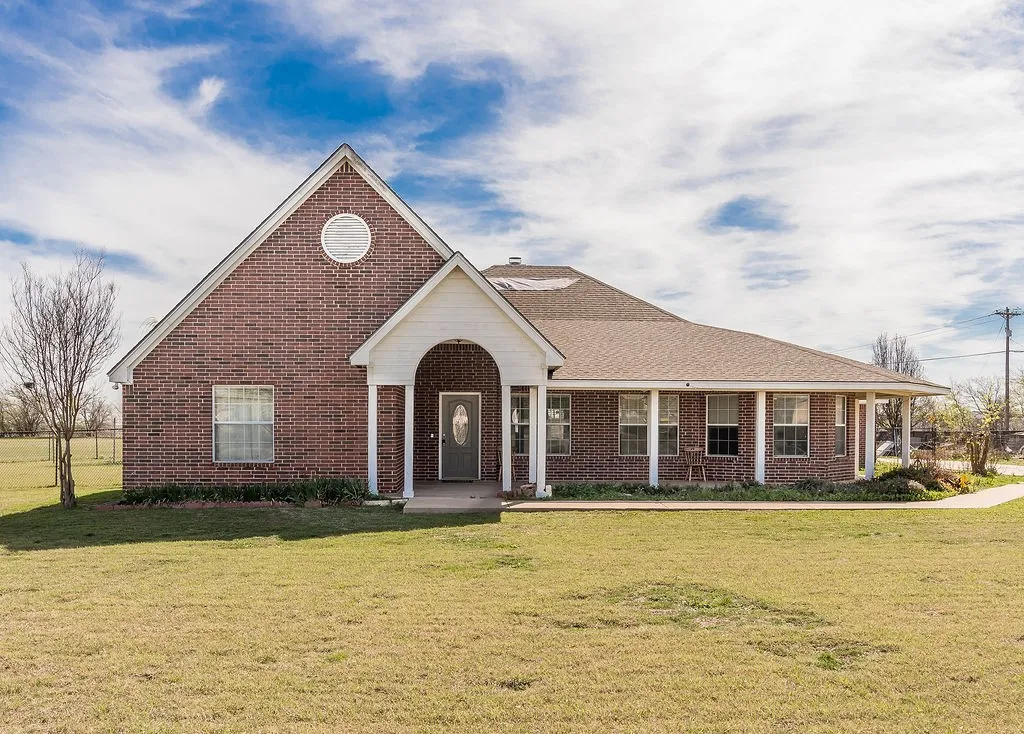 Single Family Residence For Sale in Tarrant County , 12338 Park Ridge Trail, Fort Worth, Texas 76179, 3 Bedroom, 2 Bathroom, 2 Garage spaces, 2,054 Sqft, built in 2007, mls#21215009, Real Estate Agent in Fort Worth, Homes For Sale in Tarrant county, Homes For Sale in Fort Worth, Realtor in Fort Worth Texas, Real Estate Brokerage Independent Realty Texas, Luminita Cordes Realtor