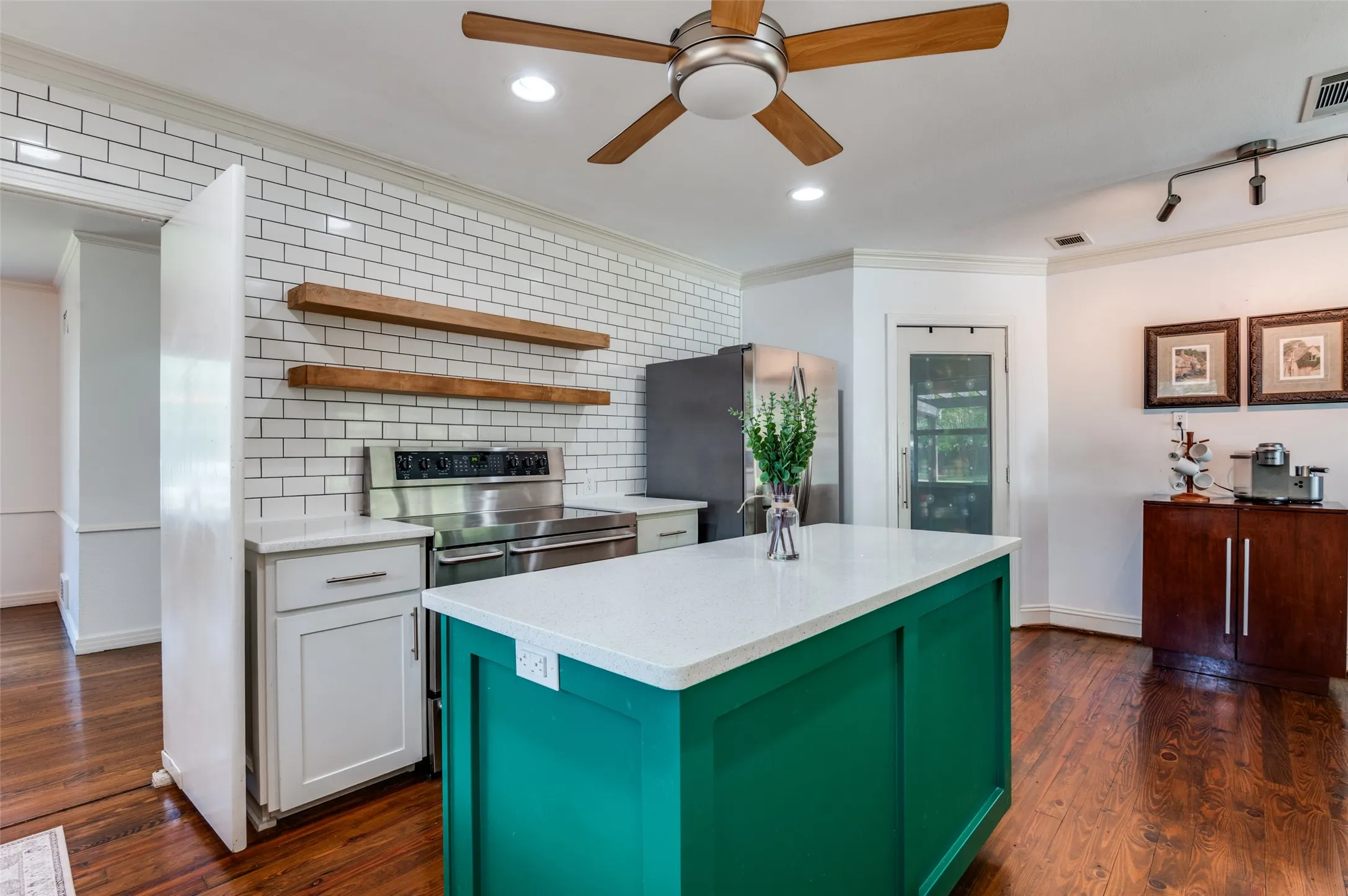 Single Family Residence For Sale in Ellis County , 901 Bryson Street, Waxahachie, Texas 75165, 4 Bedroom, 3 Bathroom, 2 Garage spaces, 3,990 Sqft, built in 1950, mls#21215088, Real Estate Agent in Waxahachie, Homes For Sale in Ellis county, Homes For Sale in Waxahachie, Realtor in Waxahachie Texas, Real Estate Brokerage Independent Realty Texas, Luminita Cordes Realtor
