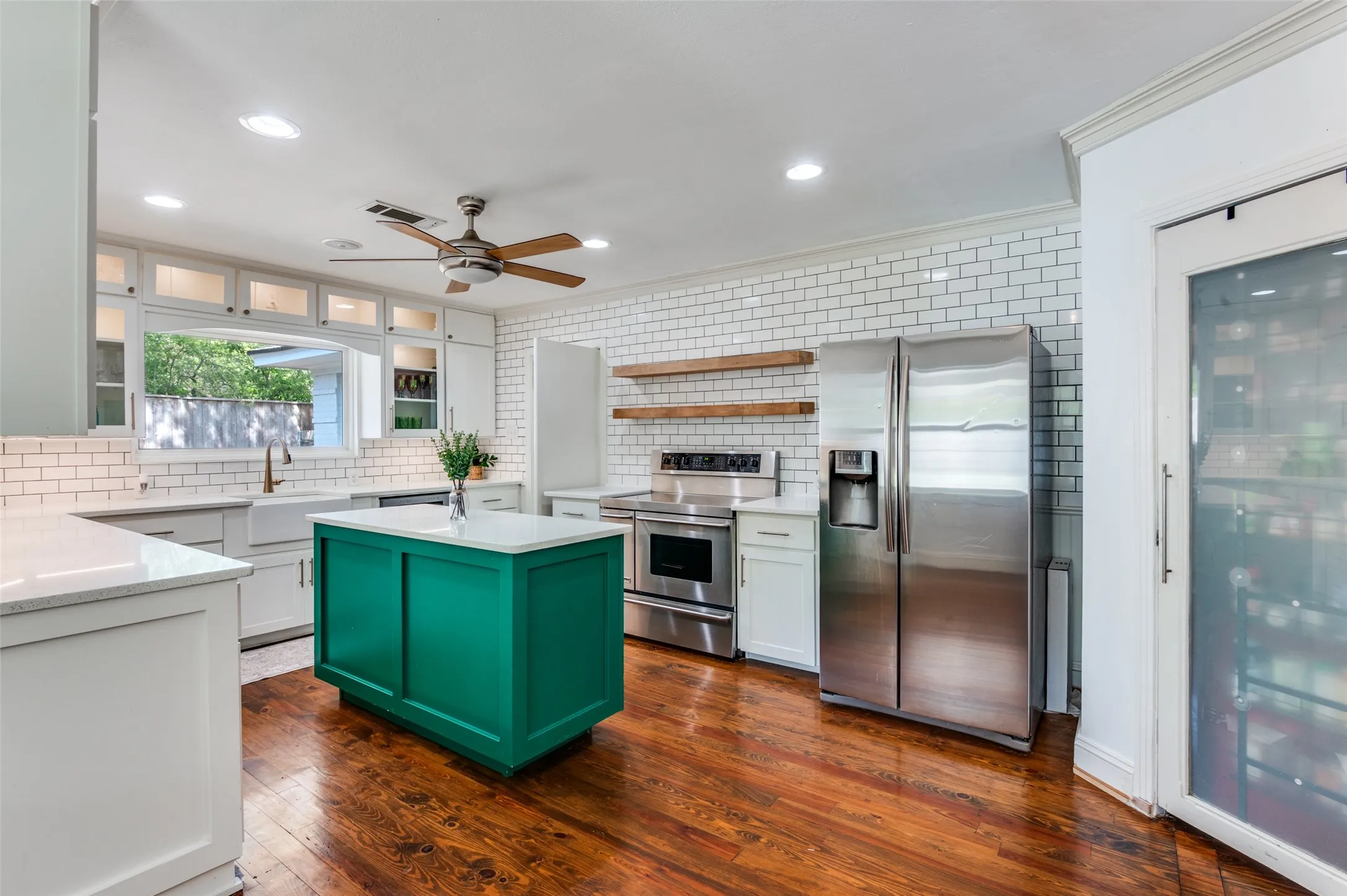 Single Family Residence For Sale in Ellis County , 901 Bryson Street, Waxahachie, Texas 75165, 4 Bedroom, 3 Bathroom, 2 Garage spaces, 3,990 Sqft, built in 1950, mls#21215088, Real Estate Agent in Waxahachie, Homes For Sale in Ellis county, Homes For Sale in Waxahachie, Realtor in Waxahachie Texas, Real Estate Brokerage Independent Realty Texas, Luminita Cordes Realtor
