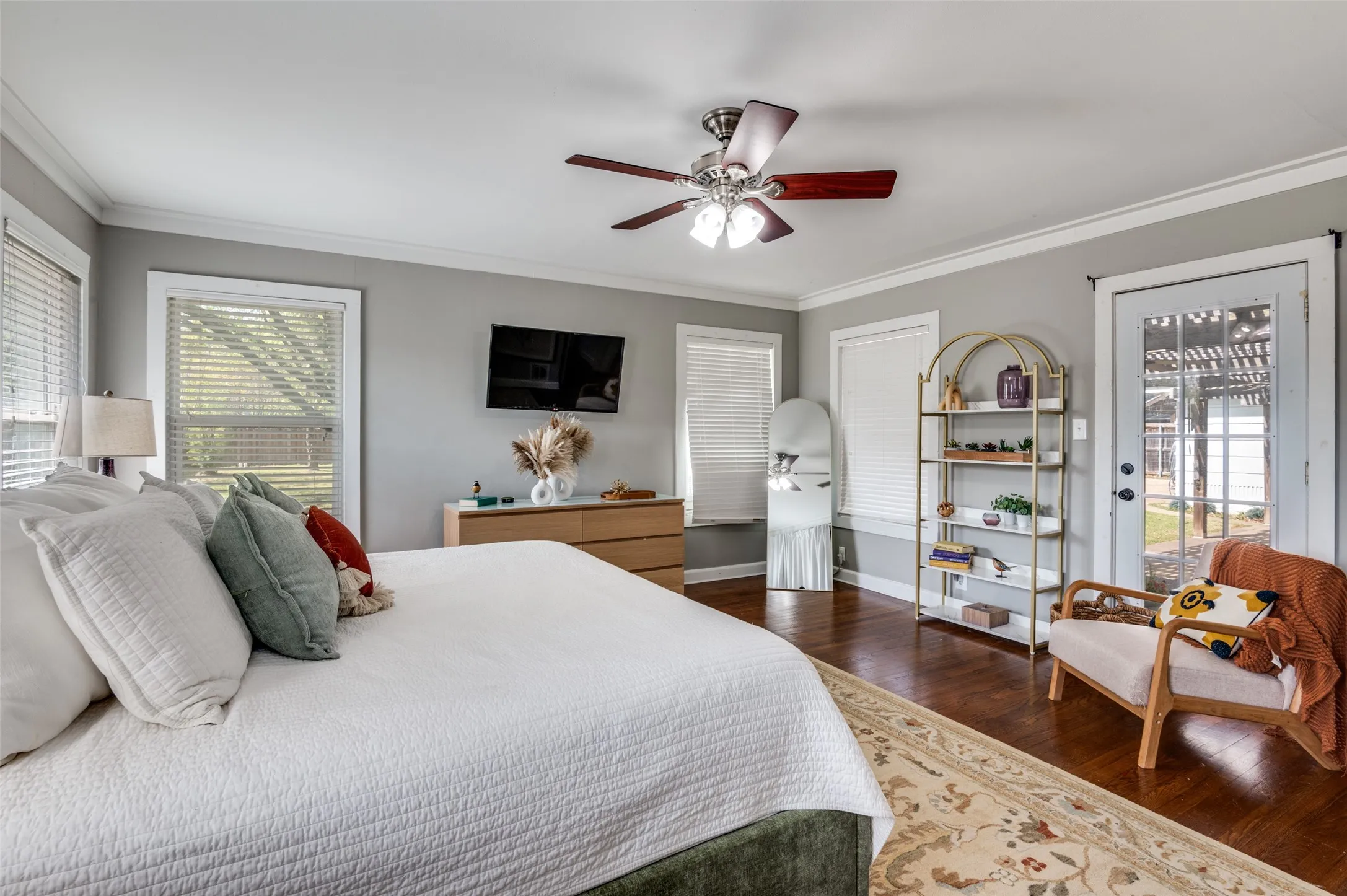 Single Family Residence For Sale in Ellis County , 901 Bryson Street, Waxahachie, Texas 75165, 4 Bedroom, 3 Bathroom, 2 Garage spaces, 3,990 Sqft, built in 1950, mls#21215088, Real Estate Agent in Waxahachie, Homes For Sale in Ellis county, Homes For Sale in Waxahachie, Realtor in Waxahachie Texas, Real Estate Brokerage Independent Realty Texas, Luminita Cordes Realtor