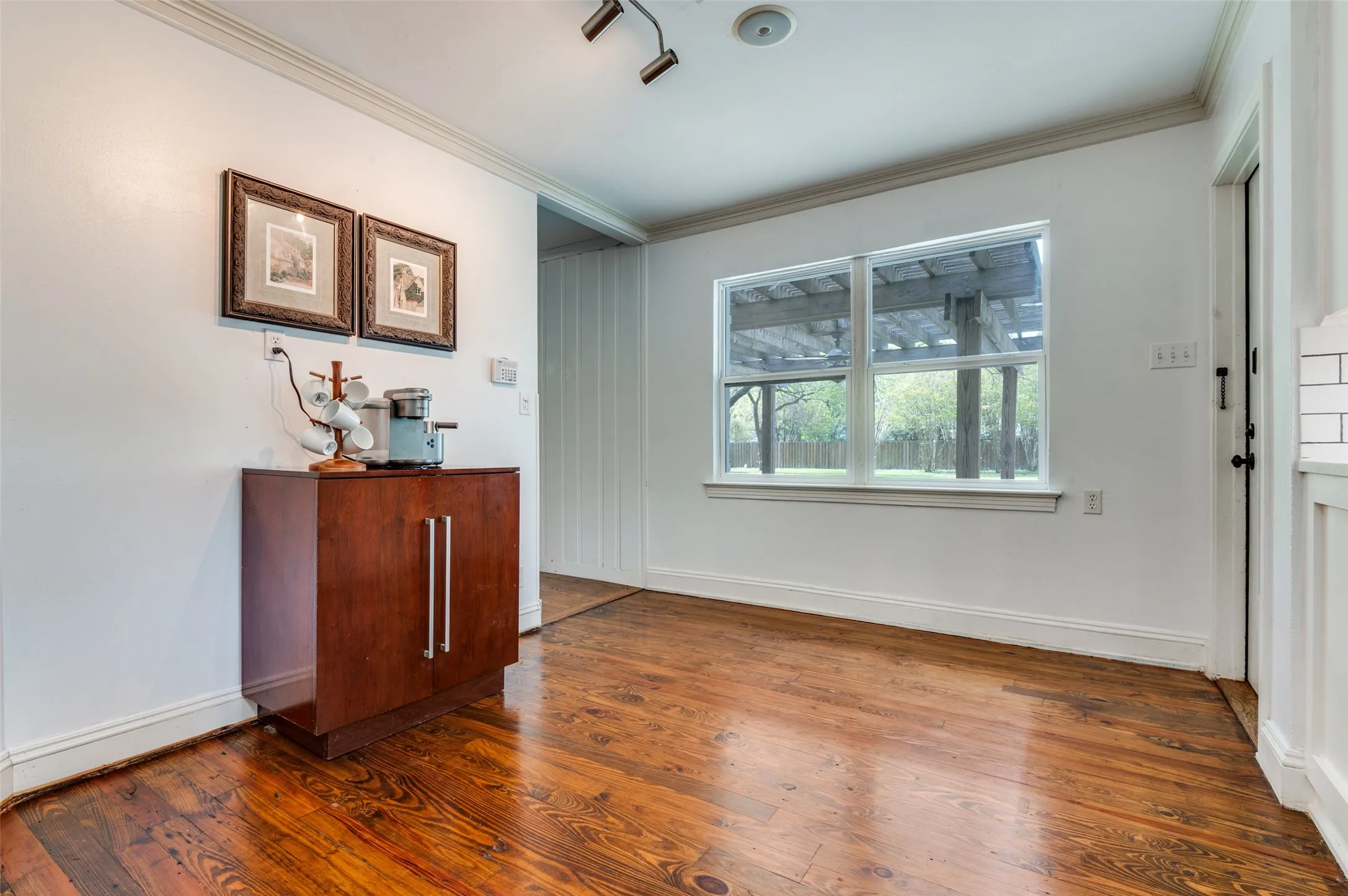 Single Family Residence For Sale in Ellis County , 901 Bryson Street, Waxahachie, Texas 75165, 4 Bedroom, 3 Bathroom, 2 Garage spaces, 3,990 Sqft, built in 1950, mls#21215088, Real Estate Agent in Waxahachie, Homes For Sale in Ellis county, Homes For Sale in Waxahachie, Realtor in Waxahachie Texas, Real Estate Brokerage Independent Realty Texas, Luminita Cordes Realtor