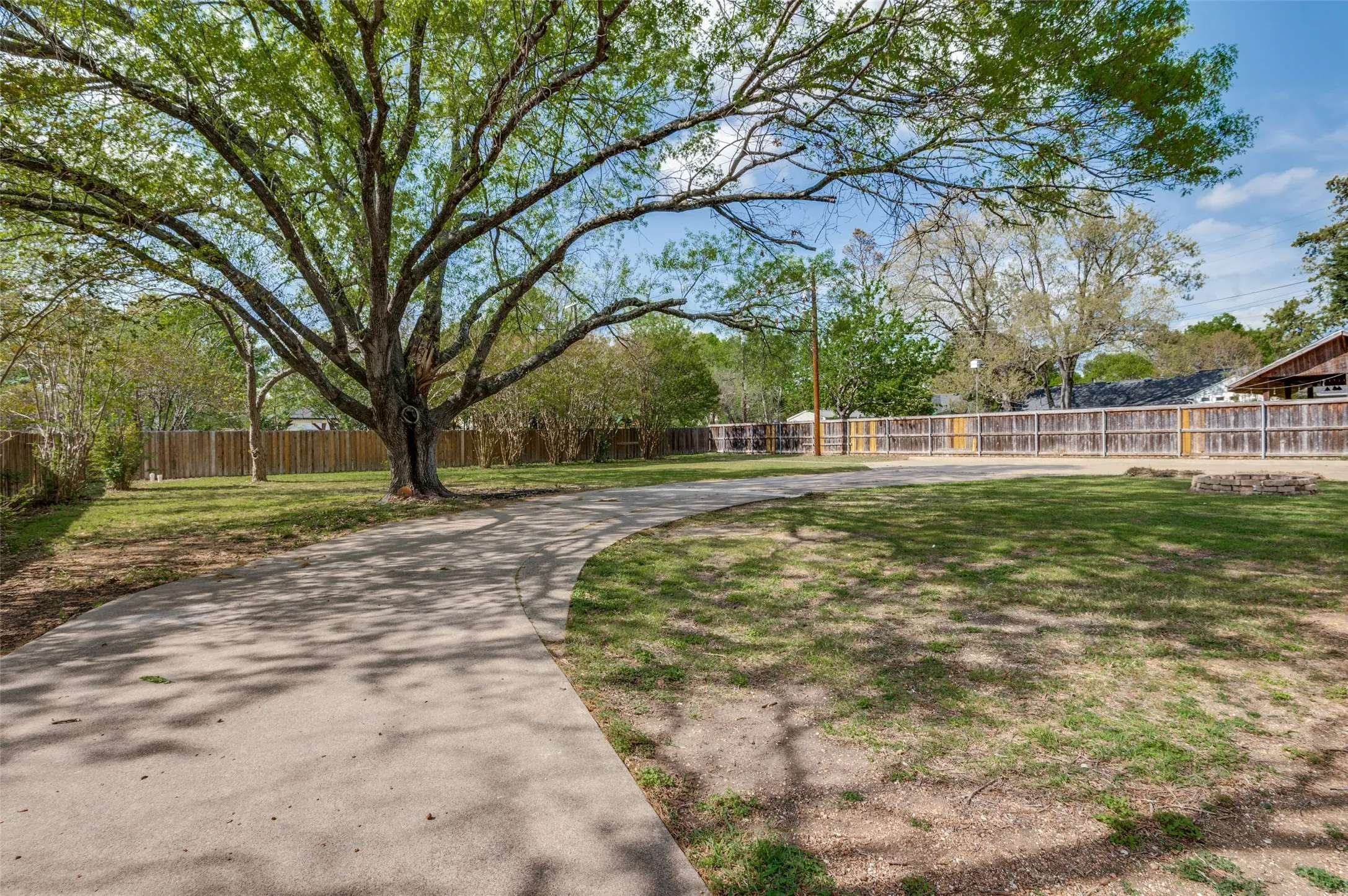 Single Family Residence For Sale in Ellis County , 901 Bryson Street, Waxahachie, Texas 75165, 4 Bedroom, 3 Bathroom, 2 Garage spaces, 3,990 Sqft, built in 1950, mls#21215088, Real Estate Agent in Waxahachie, Homes For Sale in Ellis county, Homes For Sale in Waxahachie, Realtor in Waxahachie Texas, Real Estate Brokerage Independent Realty Texas, Luminita Cordes Realtor
