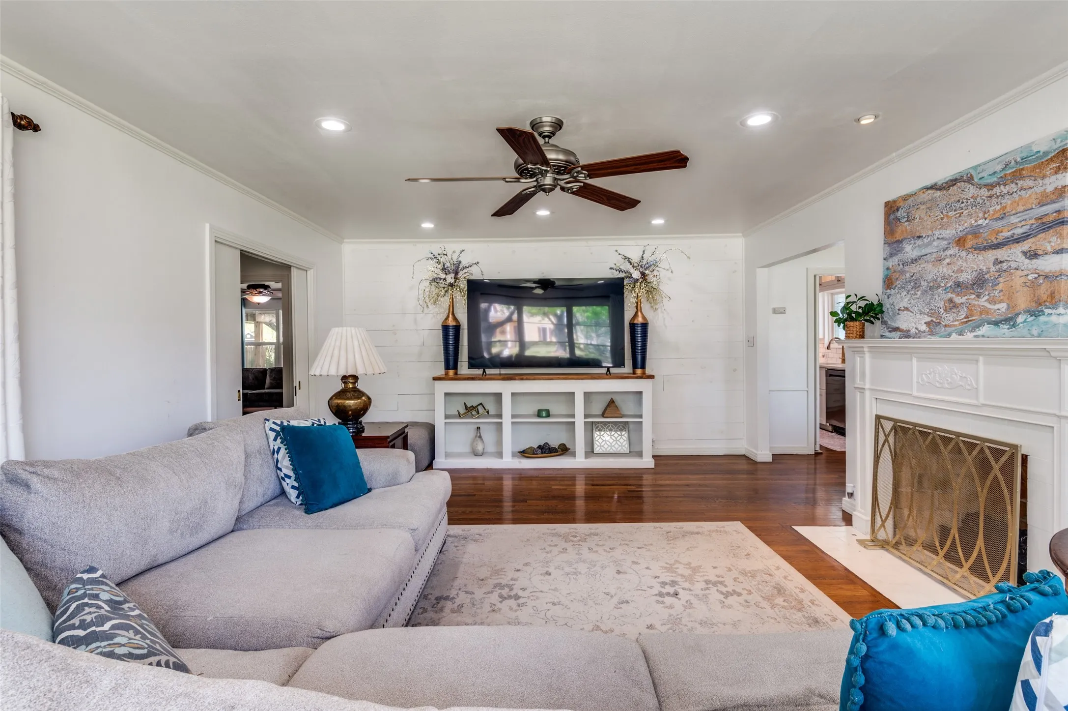 Single Family Residence For Sale in Ellis County , 901 Bryson Street, Waxahachie, Texas 75165, 4 Bedroom, 3 Bathroom, 2 Garage spaces, 3,990 Sqft, built in 1950, mls#21215088, Real Estate Agent in Waxahachie, Homes For Sale in Ellis county, Homes For Sale in Waxahachie, Realtor in Waxahachie Texas, Real Estate Brokerage Independent Realty Texas, Luminita Cordes Realtor