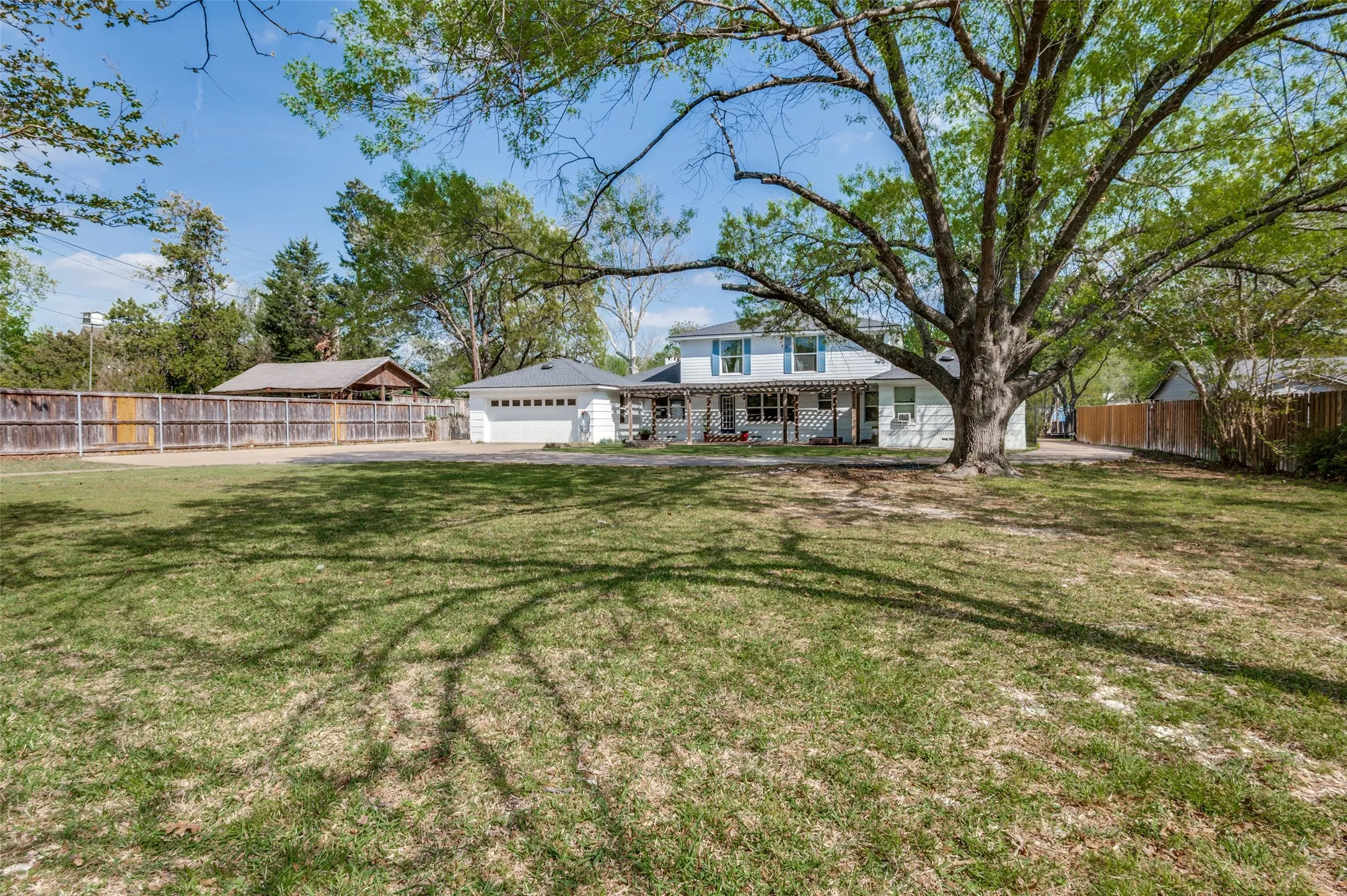 Single Family Residence For Sale in Ellis County , 901 Bryson Street, Waxahachie, Texas 75165, 4 Bedroom, 3 Bathroom, 2 Garage spaces, 3,990 Sqft, built in 1950, mls#21215088, Real Estate Agent in Waxahachie, Homes For Sale in Ellis county, Homes For Sale in Waxahachie, Realtor in Waxahachie Texas, Real Estate Brokerage Independent Realty Texas, Luminita Cordes Realtor