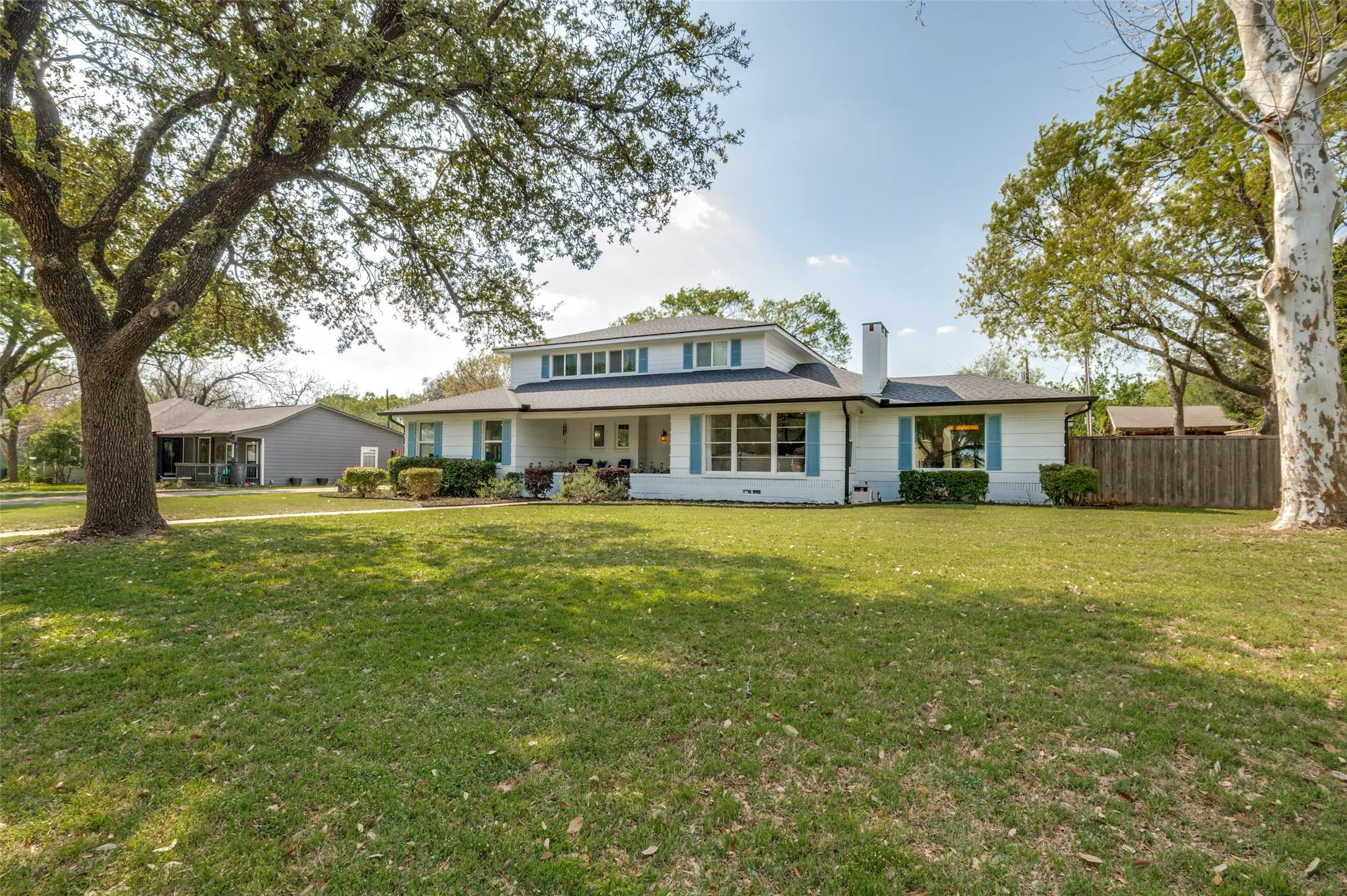 Single Family Residence For Sale in Ellis County , 901 Bryson Street, Waxahachie, Texas 75165, 4 Bedroom, 3 Bathroom, 2 Garage spaces, 3,990 Sqft, built in 1950, mls#21215088, Real Estate Agent in Waxahachie, Homes For Sale in Ellis county, Homes For Sale in Waxahachie, Realtor in Waxahachie Texas, Real Estate Brokerage Independent Realty Texas, Luminita Cordes Realtor
