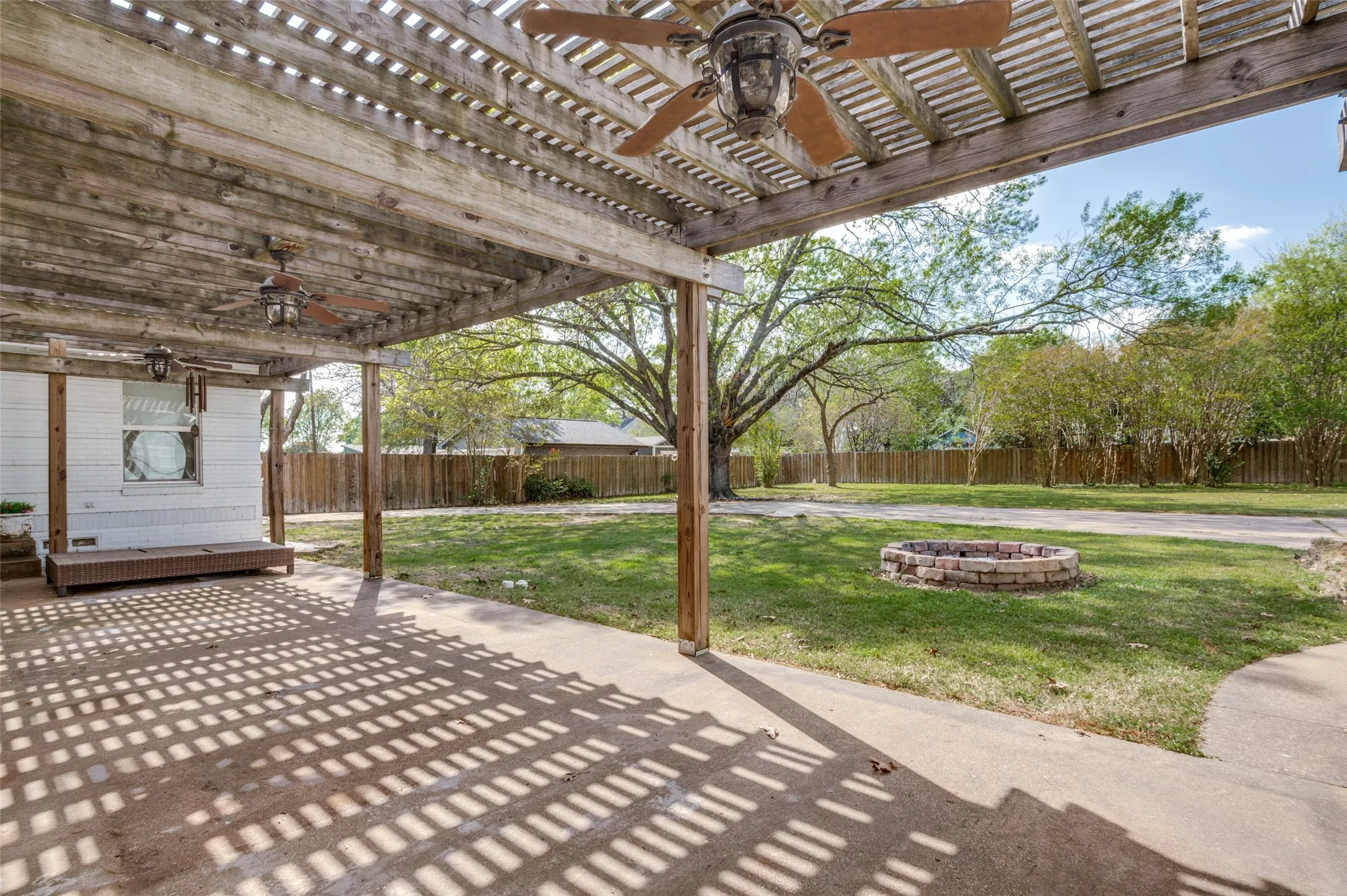 Single Family Residence For Sale in Ellis County , 901 Bryson Street, Waxahachie, Texas 75165, 4 Bedroom, 3 Bathroom, 2 Garage spaces, 3,990 Sqft, built in 1950, mls#21215088, Real Estate Agent in Waxahachie, Homes For Sale in Ellis county, Homes For Sale in Waxahachie, Realtor in Waxahachie Texas, Real Estate Brokerage Independent Realty Texas, Luminita Cordes Realtor