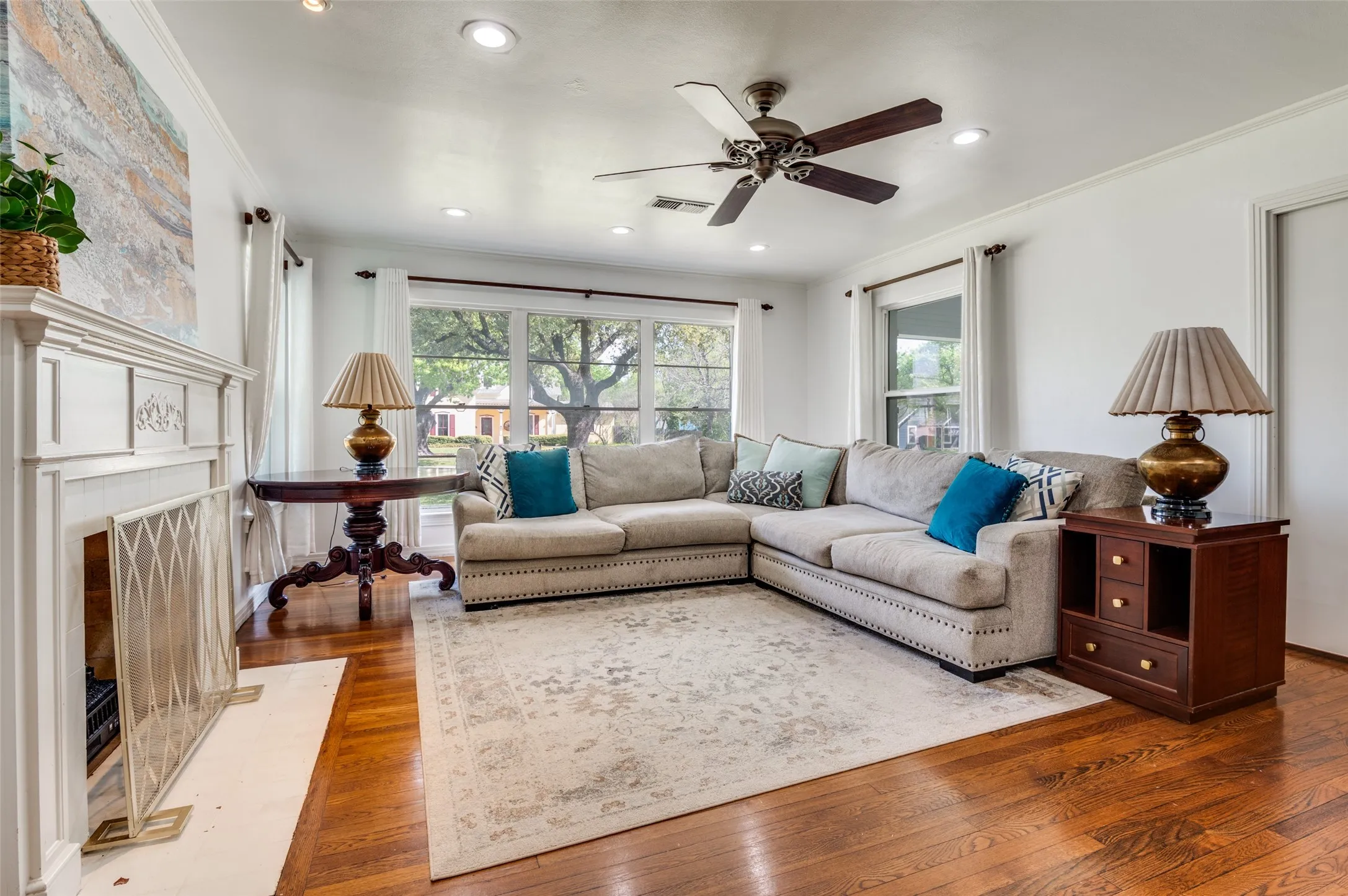 Single Family Residence For Sale in Ellis County , 901 Bryson Street, Waxahachie, Texas 75165, 4 Bedroom, 3 Bathroom, 2 Garage spaces, 3,990 Sqft, built in 1950, mls#21215088, Real Estate Agent in Waxahachie, Homes For Sale in Ellis county, Homes For Sale in Waxahachie, Realtor in Waxahachie Texas, Real Estate Brokerage Independent Realty Texas, Luminita Cordes Realtor