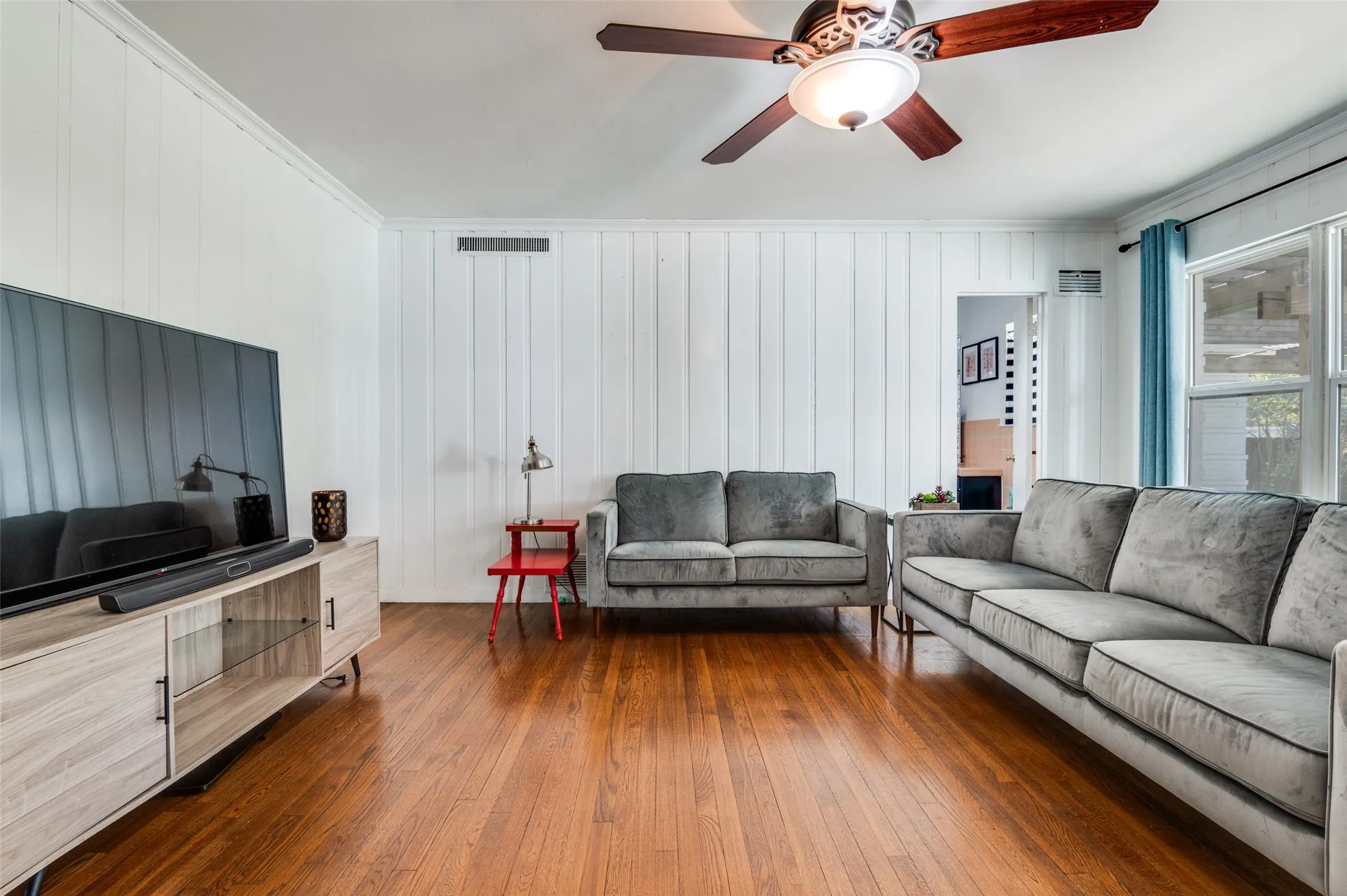 Single Family Residence For Sale in Ellis County , 901 Bryson Street, Waxahachie, Texas 75165, 4 Bedroom, 3 Bathroom, 2 Garage spaces, 3,990 Sqft, built in 1950, mls#21215088, Real Estate Agent in Waxahachie, Homes For Sale in Ellis county, Homes For Sale in Waxahachie, Realtor in Waxahachie Texas, Real Estate Brokerage Independent Realty Texas, Luminita Cordes Realtor