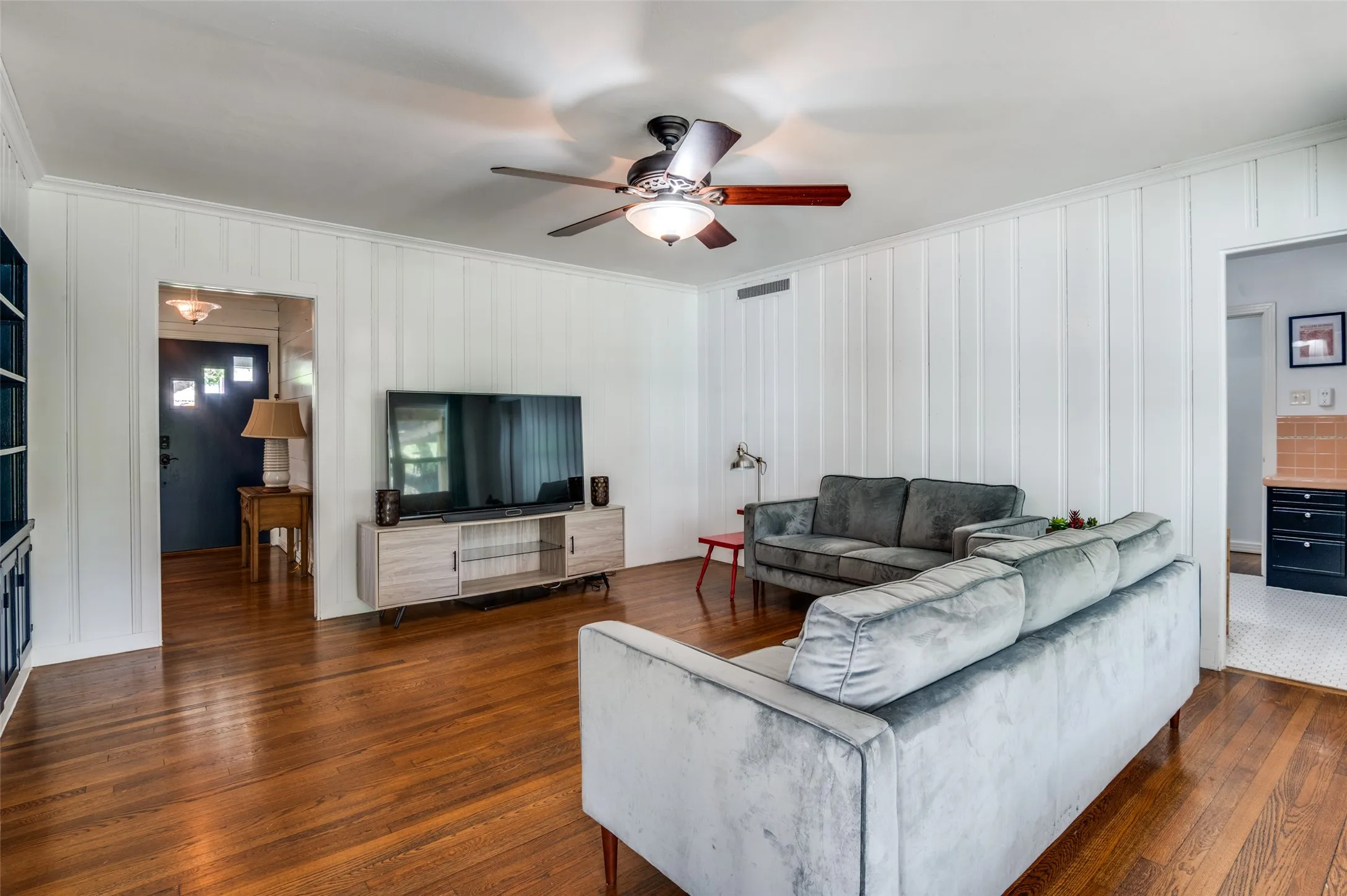 Single Family Residence For Sale in Ellis County , 901 Bryson Street, Waxahachie, Texas 75165, 4 Bedroom, 3 Bathroom, 2 Garage spaces, 3,990 Sqft, built in 1950, mls#21215088, Real Estate Agent in Waxahachie, Homes For Sale in Ellis county, Homes For Sale in Waxahachie, Realtor in Waxahachie Texas, Real Estate Brokerage Independent Realty Texas, Luminita Cordes Realtor