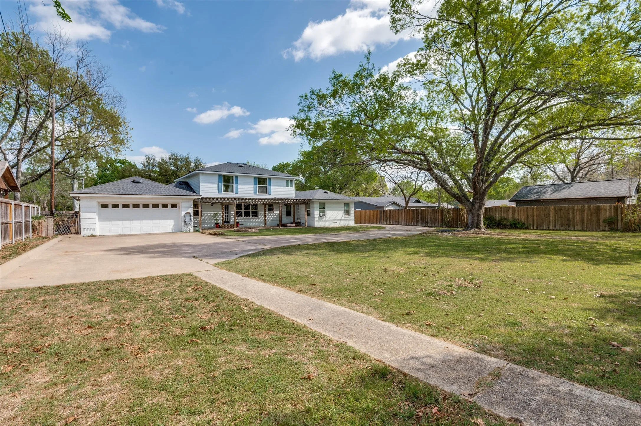 Single Family Residence For Sale in Ellis County , 901 Bryson Street, Waxahachie, Texas 75165, 4 Bedroom, 3 Bathroom, 2 Garage spaces, 3,990 Sqft, built in 1950, mls#21215088, Real Estate Agent in Waxahachie, Homes For Sale in Ellis county, Homes For Sale in Waxahachie, Realtor in Waxahachie Texas, Real Estate Brokerage Independent Realty Texas, Luminita Cordes Realtor