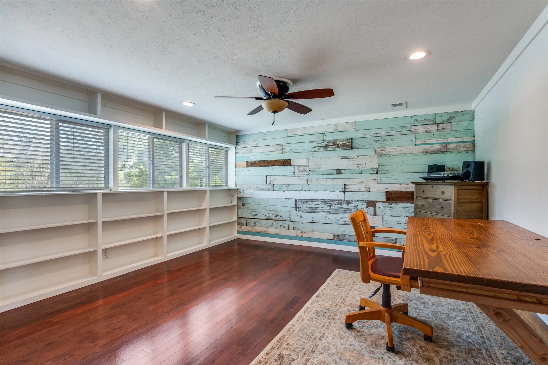 Single Family Residence For Sale in Ellis County , 901 Bryson Street, Waxahachie, Texas 75165, 4 Bedroom, 3 Bathroom, 2 Garage spaces, 3,990 Sqft, built in 1950, mls#21215088, Real Estate Agent in Waxahachie, Homes For Sale in Ellis county, Homes For Sale in Waxahachie, Realtor in Waxahachie Texas, Real Estate Brokerage Independent Realty Texas, Luminita Cordes Realtor