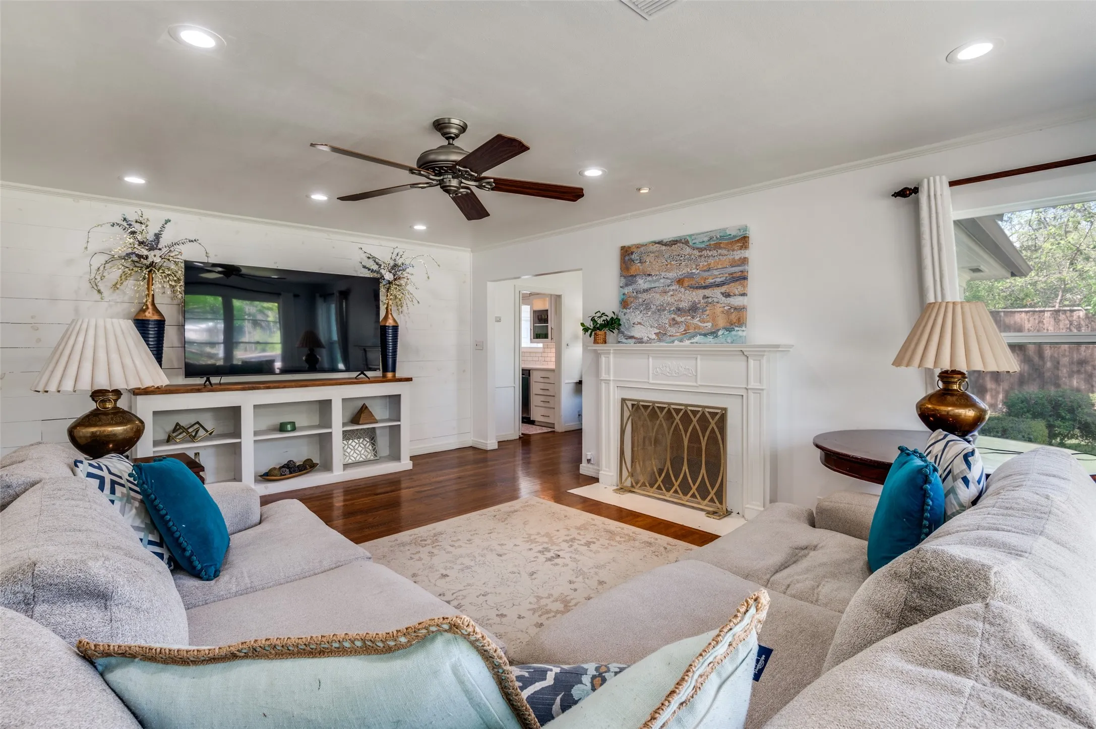 Single Family Residence For Sale in Ellis County , 901 Bryson Street, Waxahachie, Texas 75165, 4 Bedroom, 3 Bathroom, 2 Garage spaces, 3,990 Sqft, built in 1950, mls#21215088, Real Estate Agent in Waxahachie, Homes For Sale in Ellis county, Homes For Sale in Waxahachie, Realtor in Waxahachie Texas, Real Estate Brokerage Independent Realty Texas, Luminita Cordes Realtor