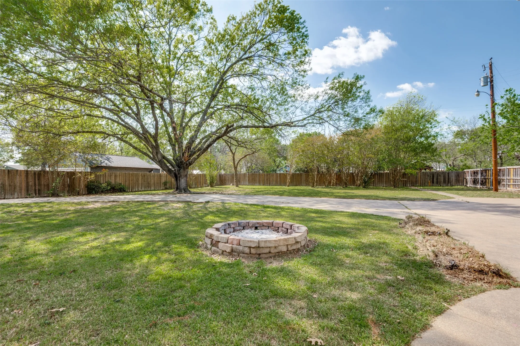 Single Family Residence For Sale in Ellis County , 901 Bryson Street, Waxahachie, Texas 75165, 4 Bedroom, 3 Bathroom, 2 Garage spaces, 3,990 Sqft, built in 1950, mls#21215088, Real Estate Agent in Waxahachie, Homes For Sale in Ellis county, Homes For Sale in Waxahachie, Realtor in Waxahachie Texas, Real Estate Brokerage Independent Realty Texas, Luminita Cordes Realtor