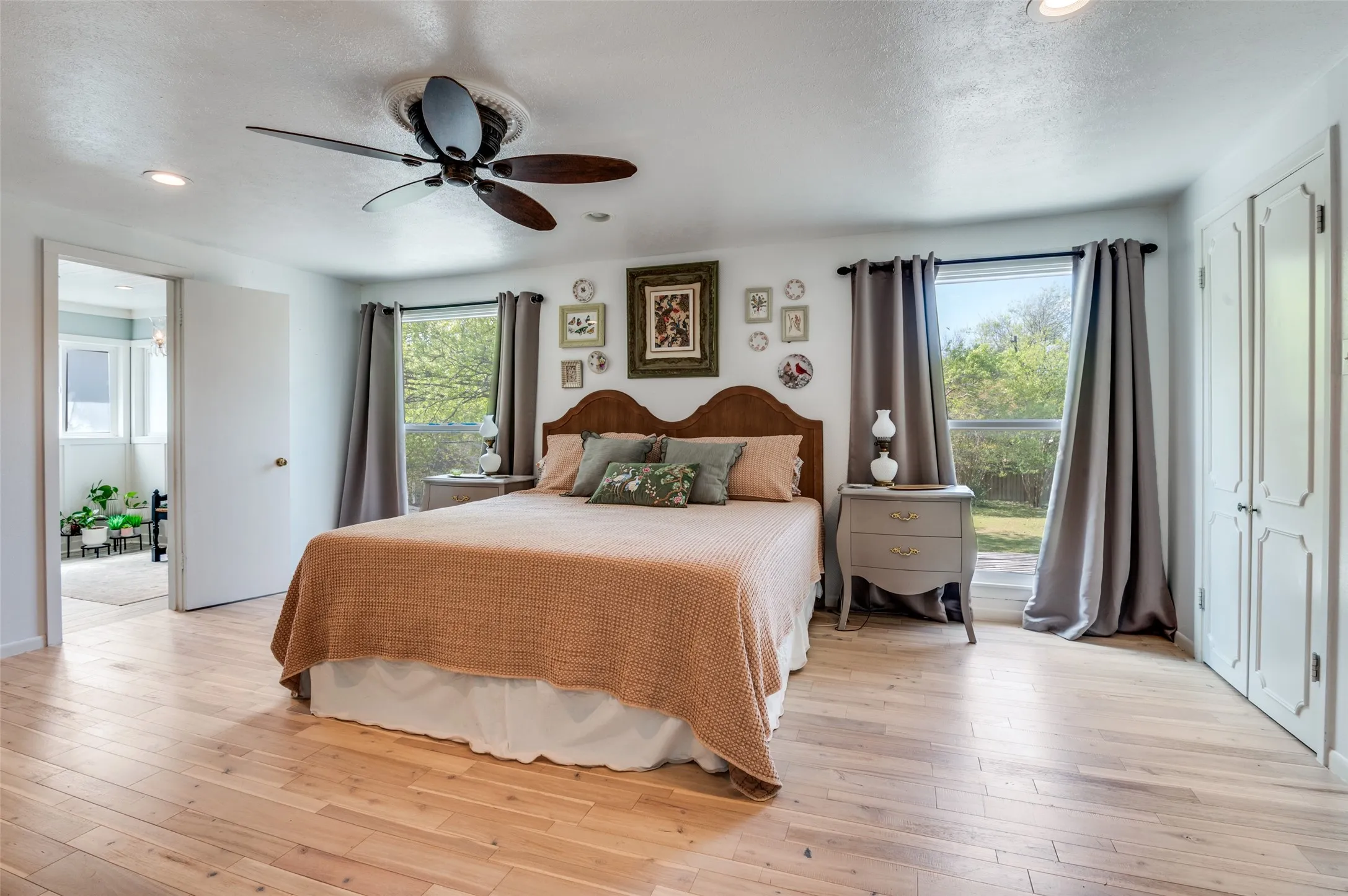 Single Family Residence For Sale in Ellis County , 901 Bryson Street, Waxahachie, Texas 75165, 4 Bedroom, 3 Bathroom, 2 Garage spaces, 3,990 Sqft, built in 1950, mls#21215088, Real Estate Agent in Waxahachie, Homes For Sale in Ellis county, Homes For Sale in Waxahachie, Realtor in Waxahachie Texas, Real Estate Brokerage Independent Realty Texas, Luminita Cordes Realtor