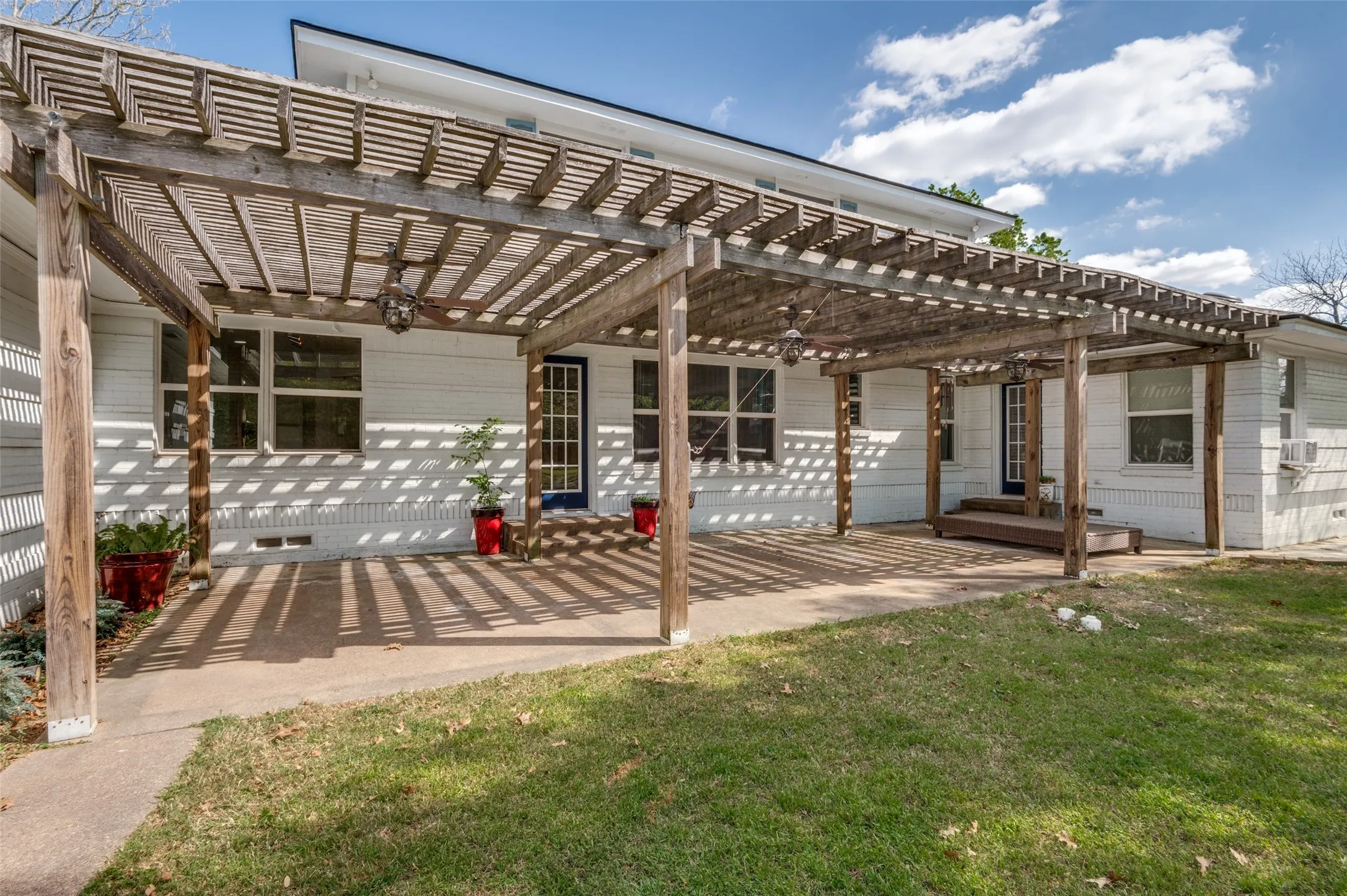 Single Family Residence For Sale in Ellis County , 901 Bryson Street, Waxahachie, Texas 75165, 4 Bedroom, 3 Bathroom, 2 Garage spaces, 3,990 Sqft, built in 1950, mls#21215088, Real Estate Agent in Waxahachie, Homes For Sale in Ellis county, Homes For Sale in Waxahachie, Realtor in Waxahachie Texas, Real Estate Brokerage Independent Realty Texas, Luminita Cordes Realtor