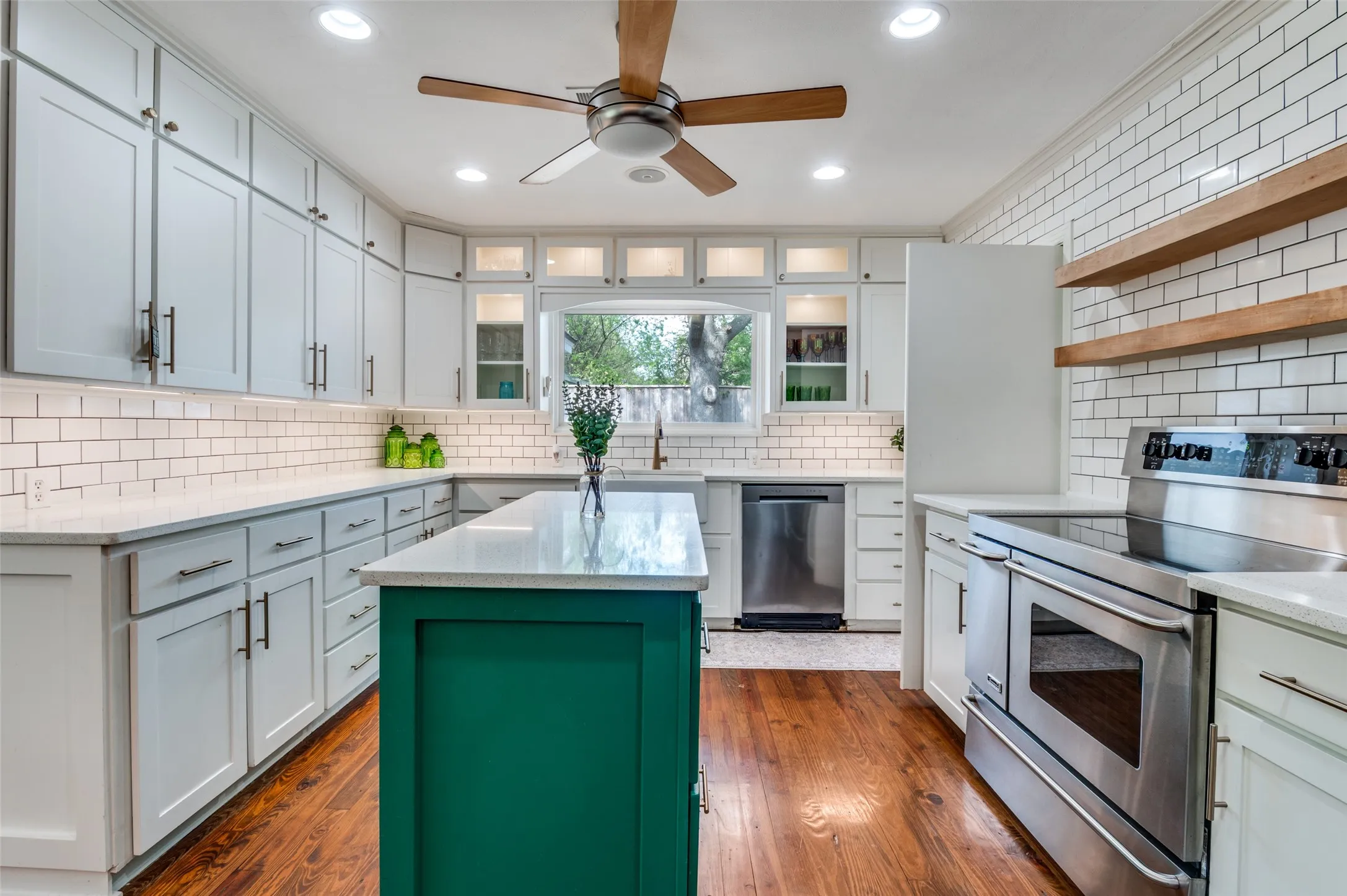 Single Family Residence For Sale in Ellis County , 901 Bryson Street, Waxahachie, Texas 75165, 4 Bedroom, 3 Bathroom, 2 Garage spaces, 3,990 Sqft, built in 1950, mls#21215088, Real Estate Agent in Waxahachie, Homes For Sale in Ellis county, Homes For Sale in Waxahachie, Realtor in Waxahachie Texas, Real Estate Brokerage Independent Realty Texas, Luminita Cordes Realtor