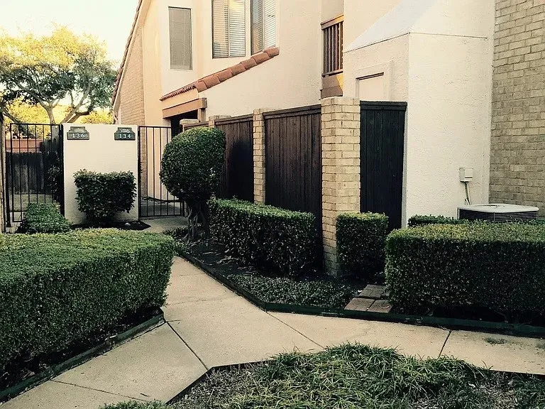 Condominium For Sale in Dallas County , 519 Ranch Trail 134, Irving, Texas 75063, 3 Bedroom, 3 Bathroom, 1 Garage spaces, 1,394 Sqft, built in 1985, Preowned, mls#21195826, Real Estate Agent in Irving, Homes For Sale in Dallas county, Homes For Sale in Irving, Realtor in Irving Texas, Real Estate Brokerage Independent Realty Texas, Luminita Cordes Realtor