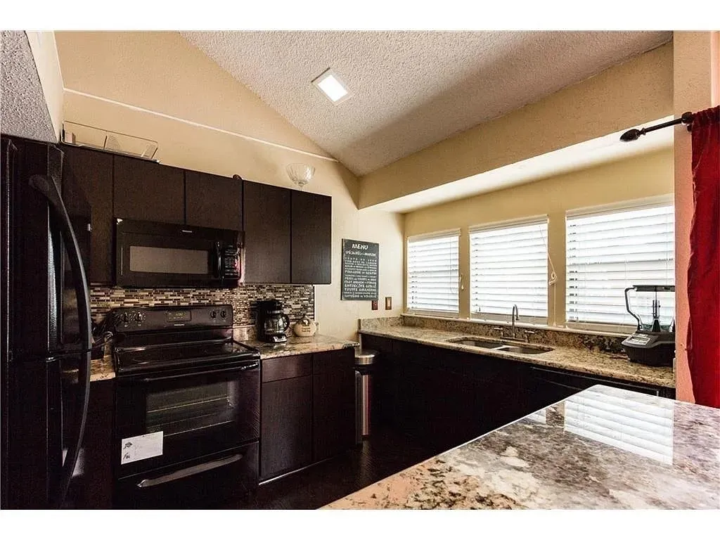 Condominium For Sale in Dallas County , 519 Ranch Trail 134, Irving, Texas 75063, 3 Bedroom, 3 Bathroom, 1 Garage spaces, 1,394 Sqft, built in 1985, Preowned, mls#21195826, Real Estate Agent in Irving, Homes For Sale in Dallas county, Homes For Sale in Irving, Realtor in Irving Texas, Real Estate Brokerage Independent Realty Texas, Luminita Cordes Realtor