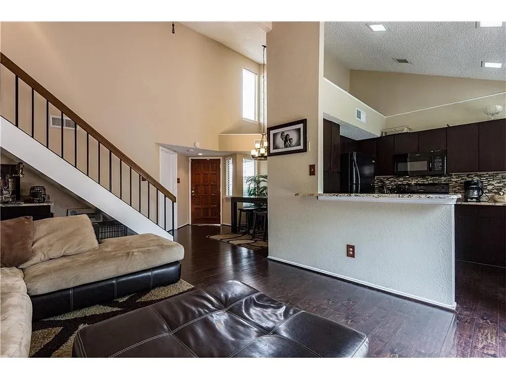 Condominium For Sale in Dallas County , 519 Ranch Trail 134, Irving, Texas 75063, 3 Bedroom, 3 Bathroom, 1 Garage spaces, 1,394 Sqft, built in 1985, Preowned, mls#21195826, Real Estate Agent in Irving, Homes For Sale in Dallas county, Homes For Sale in Irving, Realtor in Irving Texas, Real Estate Brokerage Independent Realty Texas, Luminita Cordes Realtor