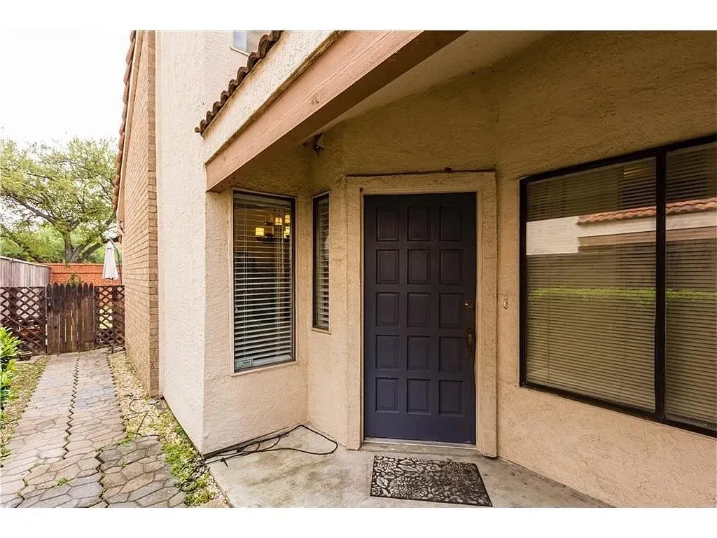 Condominium For Sale in Dallas County , 519 Ranch Trail 134, Irving, Texas 75063, 3 Bedroom, 3 Bathroom, 1 Garage spaces, 1,394 Sqft, built in 1985, Preowned, mls#21195826, Real Estate Agent in Irving, Homes For Sale in Dallas county, Homes For Sale in Irving, Realtor in Irving Texas, Real Estate Brokerage Independent Realty Texas, Luminita Cordes Realtor
