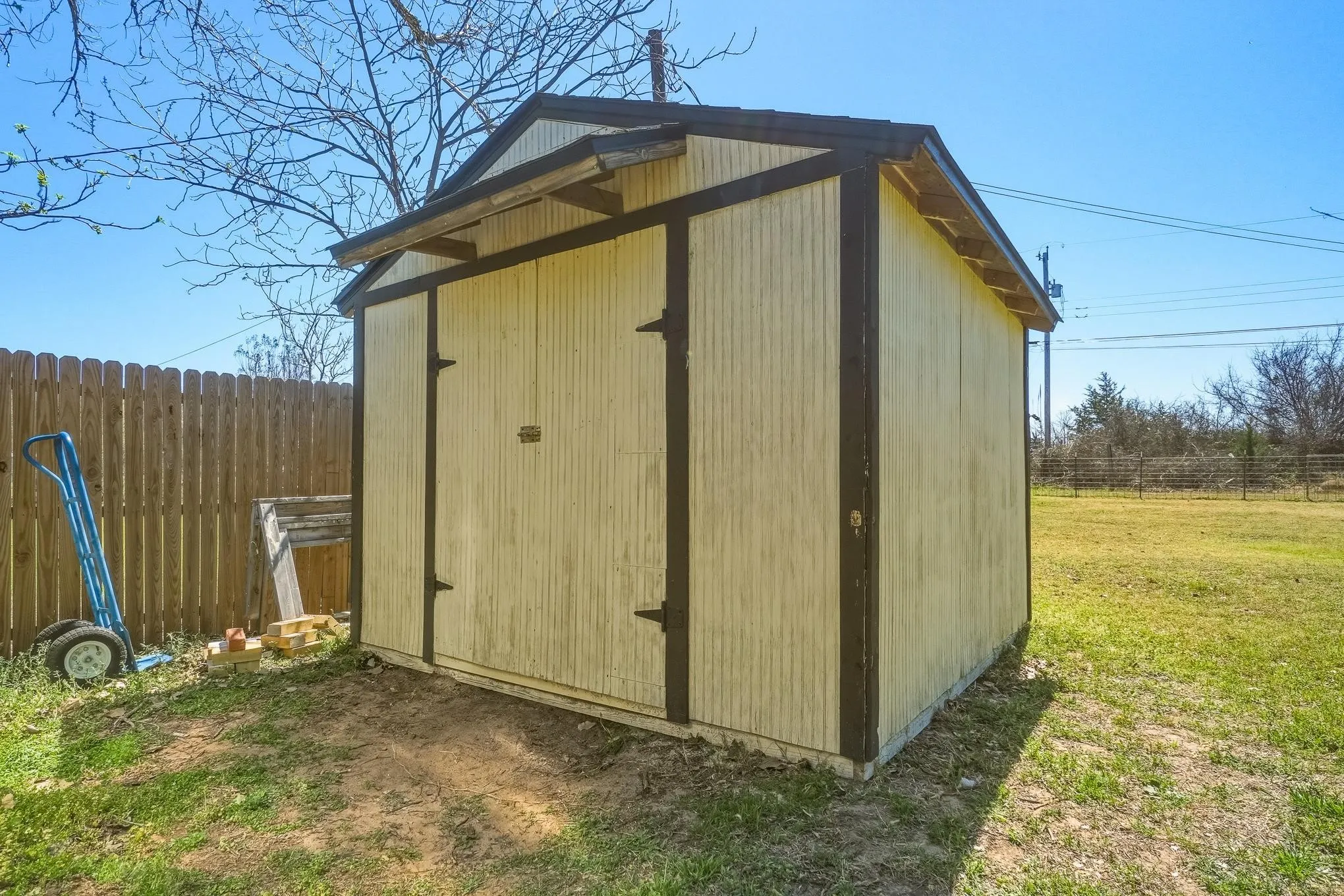 Single Family Residence For Sale in Callahan County , 121 Sandy Lane, Clyde, Texas 79510, 3 Bedrooms, 2 Bathrooms, 2 Garage spaces, 1,282 Sqft, built in 1979, Price $250,000, mls#21214853, Real Estate Agent in Clyde, Homes For Sale in Callahan county, Homes For Sale in Clyde, Realtor in Clyde Texas, Real Estate Brokerage Independent Realty Texas, Luminita Cordes Realtor