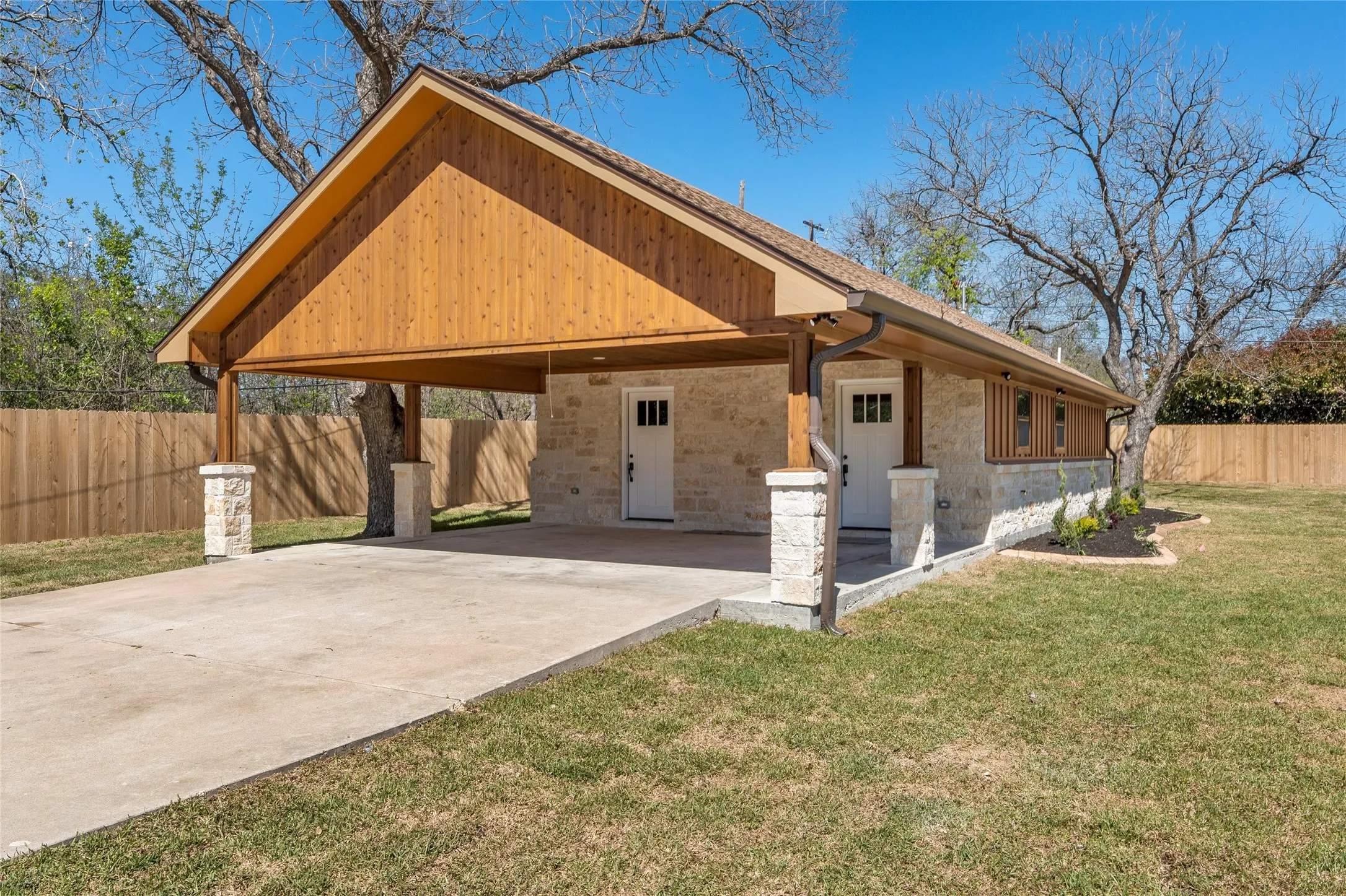 Single Family Residence For Sale in Mc Lennan County , 1404 S Robinson Drive, Robinson, Texas 76706, 3 Bedroom, 2 Bathroom, Garage spaces, 3,083 Sqft, built in 1968, Preowned, mls#21215143, Real Estate Agent in Robinson, Homes For Sale in Mc Lennan county, Homes For Sale in Robinson, Realtor in Robinson Texas, Real Estate Brokerage Independent Realty Texas, Luminita Cordes Realtor