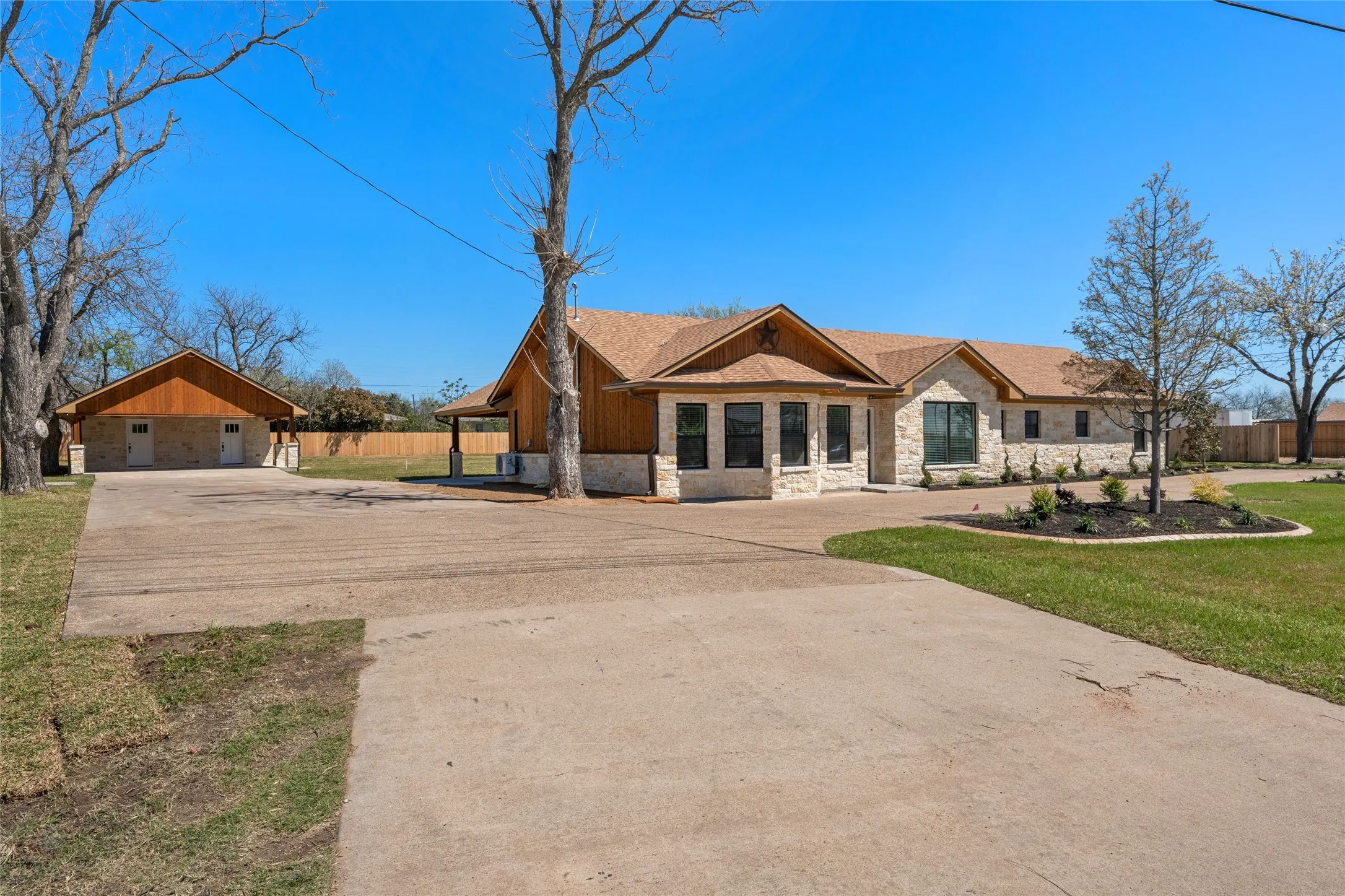 Single Family Residence For Sale in Mc Lennan County , 1404 S Robinson Drive, Robinson, Texas 76706, 3 Bedroom, 2 Bathroom, Garage spaces, 3,083 Sqft, built in 1968, Preowned, mls#21215143, Real Estate Agent in Robinson, Homes For Sale in Mc Lennan county, Homes For Sale in Robinson, Realtor in Robinson Texas, Real Estate Brokerage Independent Realty Texas, Luminita Cordes Realtor