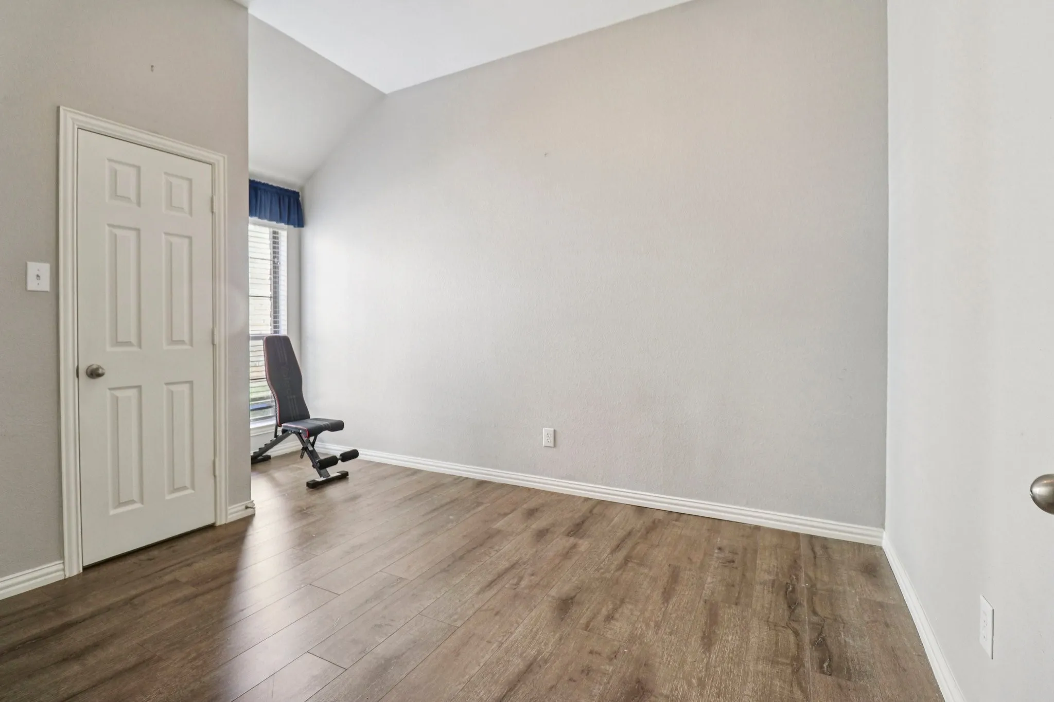 Secondary bedroom (curently used as a work-out space)