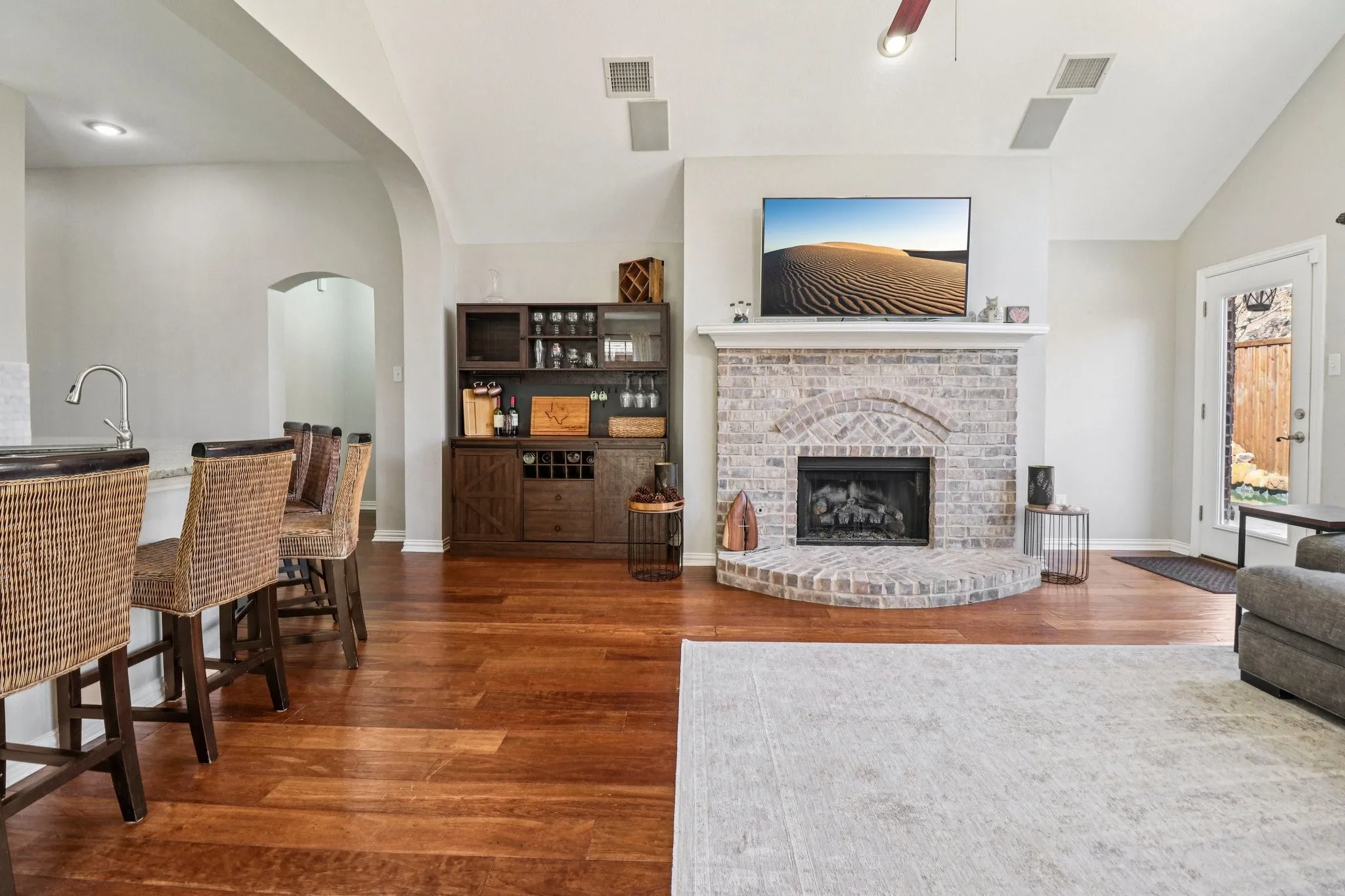 Love that the breakfast bar is right by the family room and so open.