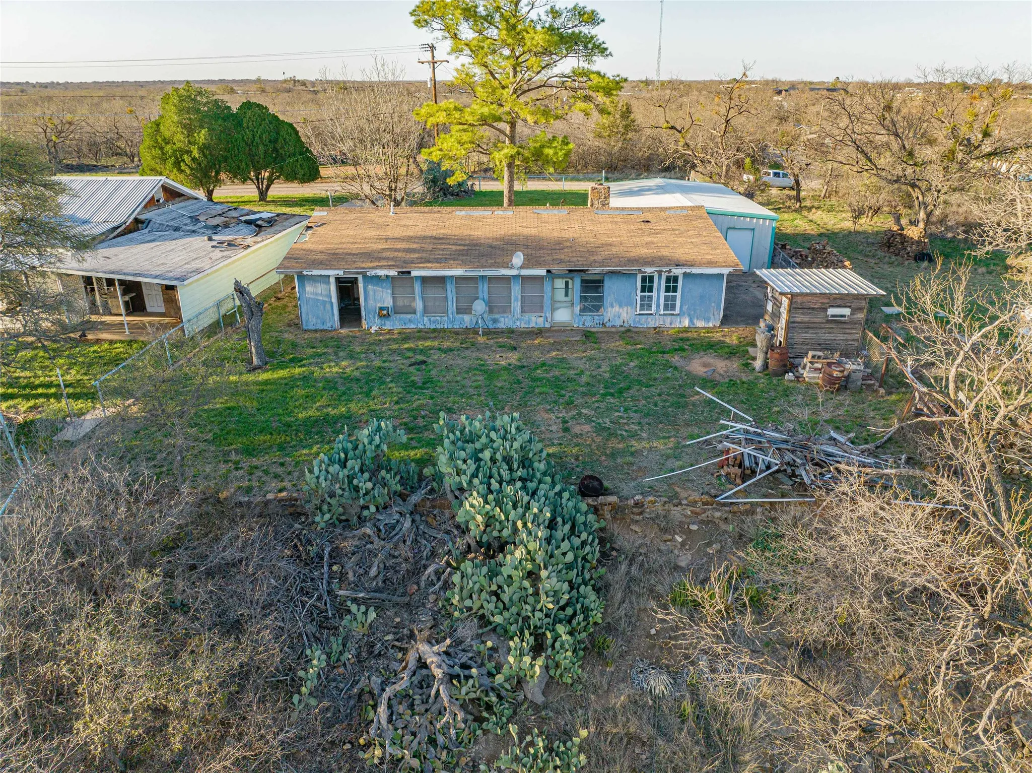 Single Family Residence For Sale in Stephens County , 6983 County Road 304, Breckenridge, Texas 76424, 2 Bedroom, 1 Bathroom, 1 Garage spaces, 1,458 Sqft, built in 1946, mls#21210471, Real Estate Agent in Breckenridge, Homes For Sale in Stephens county, Homes For Sale in Breckenridge, Realtor in Breckenridge Texas, Real Estate Brokerage Independent Realty Texas, Luminita Cordes Realtor