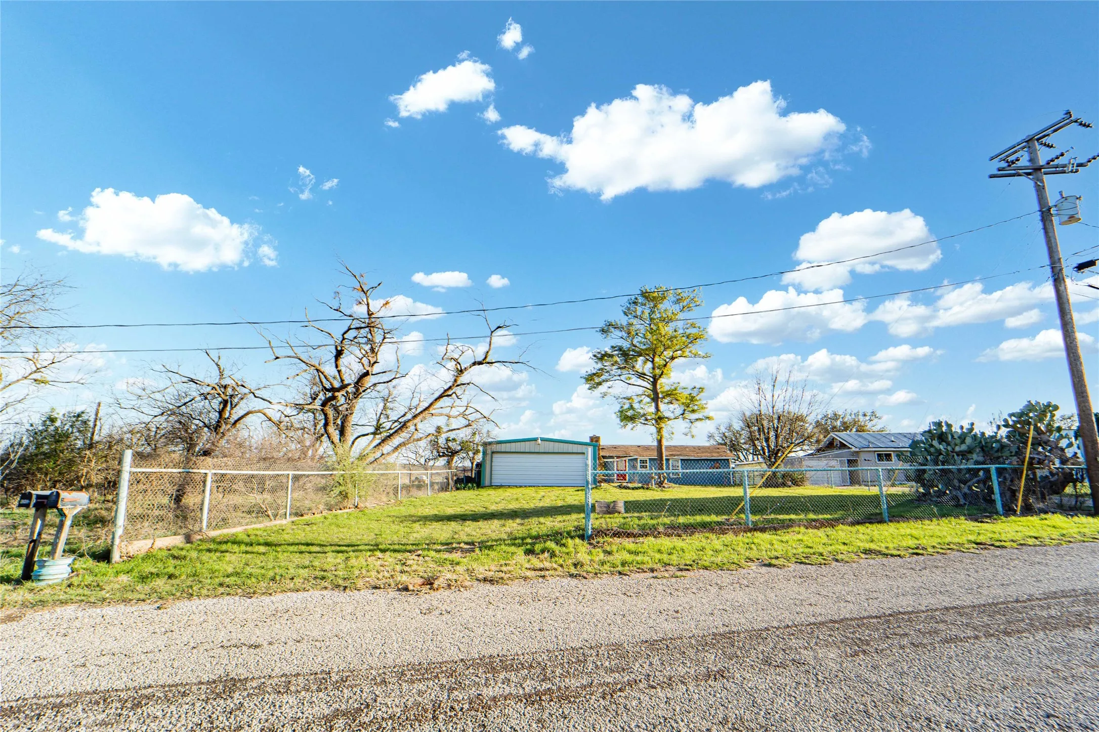 Single Family Residence For Sale in Stephens County , 6983 County Road 304, Breckenridge, Texas 76424, 2 Bedroom, 1 Bathroom, 1 Garage spaces, 1,458 Sqft, built in 1946, mls#21210471, Real Estate Agent in Breckenridge, Homes For Sale in Stephens county, Homes For Sale in Breckenridge, Realtor in Breckenridge Texas, Real Estate Brokerage Independent Realty Texas, Luminita Cordes Realtor