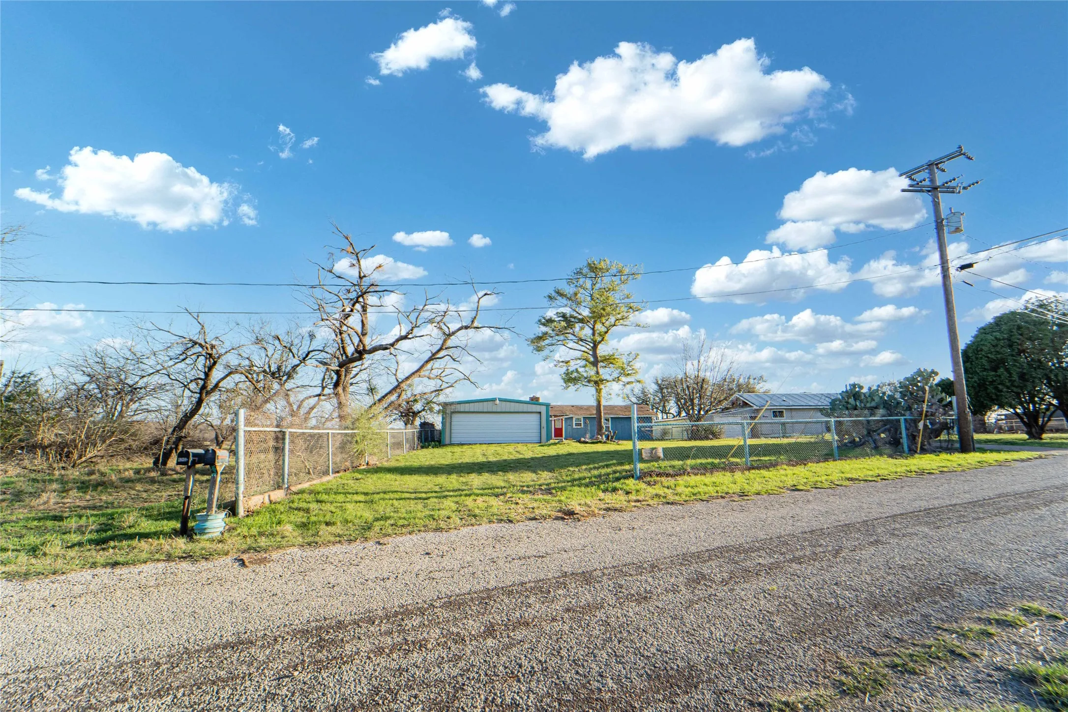 Single Family Residence For Sale in Stephens County , 6983 County Road 304, Breckenridge, Texas 76424, 2 Bedroom, 1 Bathroom, 1 Garage spaces, 1,458 Sqft, built in 1946, mls#21210471, Real Estate Agent in Breckenridge, Homes For Sale in Stephens county, Homes For Sale in Breckenridge, Realtor in Breckenridge Texas, Real Estate Brokerage Independent Realty Texas, Luminita Cordes Realtor