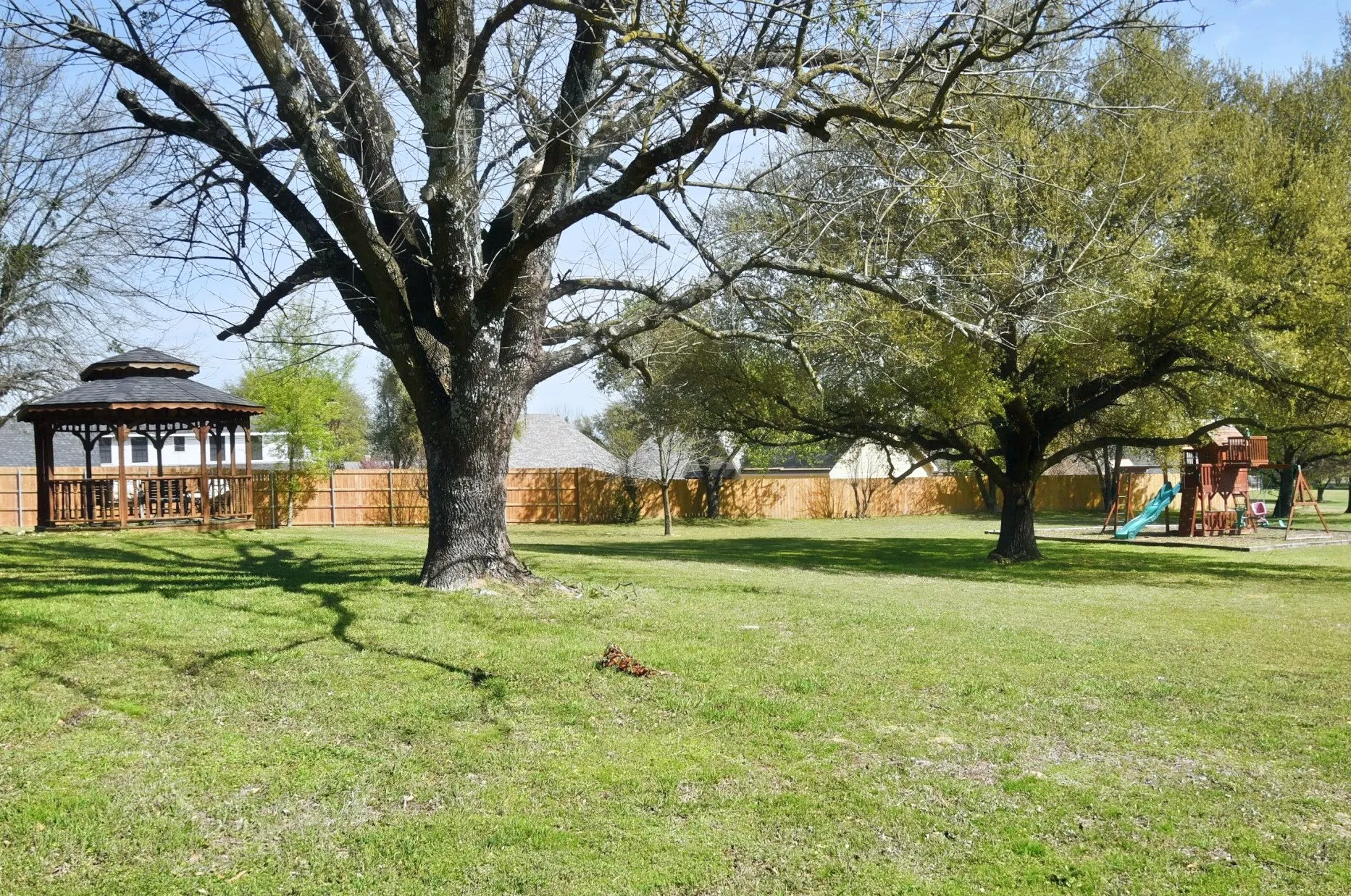 Single Family Residence For Sale in Wood County , 802 W Coke Road, Winnsboro, Texas 75494, 3 Bedroom, 3 Bathroom, Garage spaces, 4,799 Sqft, built in 1980, Preowned, mls#21214453, Real Estate Agent in Winnsboro, Homes For Sale in Wood county, Homes For Sale in Winnsboro, Realtor in Winnsboro Texas, Real Estate Brokerage Independent Realty Texas, Luminita Cordes Realtor