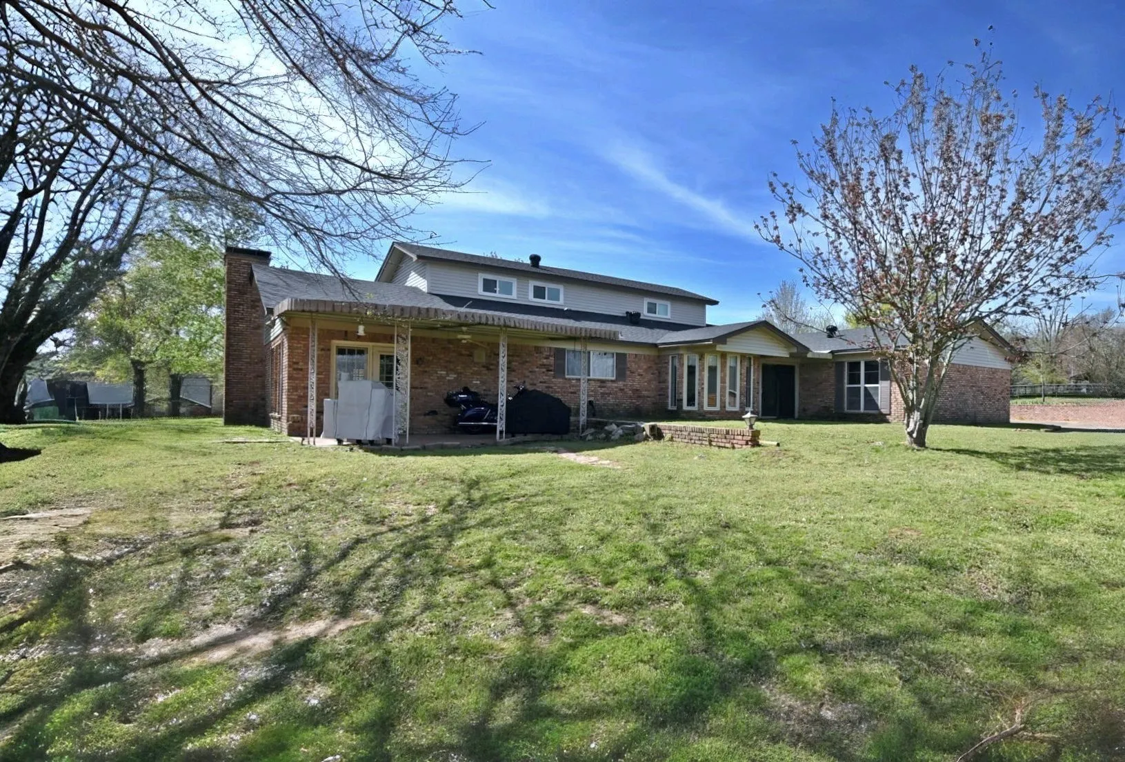 Single Family Residence For Sale in Wood County , 802 W Coke Road, Winnsboro, Texas 75494, 3 Bedroom, 3 Bathroom, Garage spaces, 4,799 Sqft, built in 1980, Preowned, mls#21214453, Real Estate Agent in Winnsboro, Homes For Sale in Wood county, Homes For Sale in Winnsboro, Realtor in Winnsboro Texas, Real Estate Brokerage Independent Realty Texas, Luminita Cordes Realtor