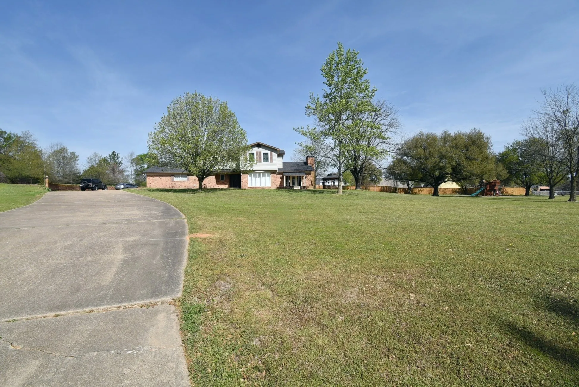 Single Family Residence For Sale in Wood County , 802 W Coke Road, Winnsboro, Texas 75494, 3 Bedroom, 3 Bathroom, Garage spaces, 4,799 Sqft, built in 1980, Preowned, mls#21214453, Real Estate Agent in Winnsboro, Homes For Sale in Wood county, Homes For Sale in Winnsboro, Realtor in Winnsboro Texas, Real Estate Brokerage Independent Realty Texas, Luminita Cordes Realtor