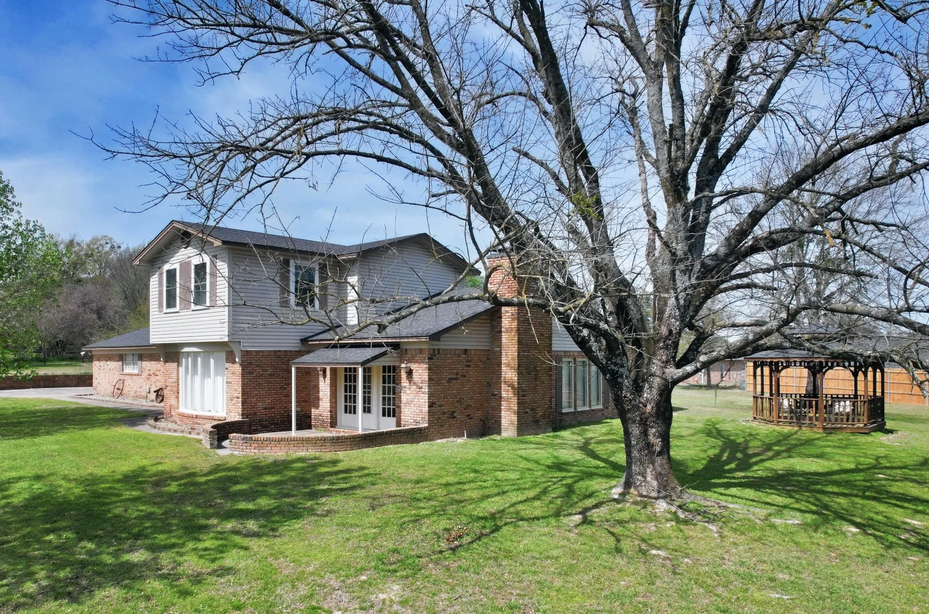 Single Family Residence For Sale in Wood County , 802 W Coke Road, Winnsboro, Texas 75494, 3 Bedroom, 3 Bathroom, Garage spaces, 4,799 Sqft, built in 1980, Preowned, mls#21214453, Real Estate Agent in Winnsboro, Homes For Sale in Wood county, Homes For Sale in Winnsboro, Realtor in Winnsboro Texas, Real Estate Brokerage Independent Realty Texas, Luminita Cordes Realtor