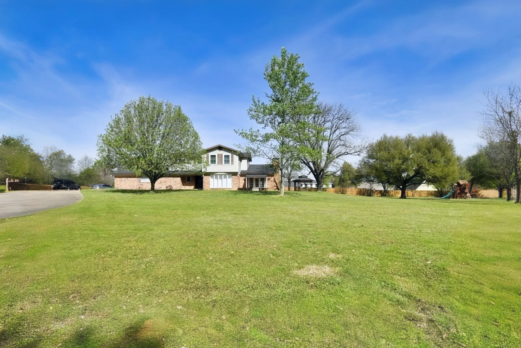 Single Family Residence For Sale in Wood County , 802 W Coke Road, Winnsboro, Texas 75494, 3 Bedroom, 3 Bathroom, Garage spaces, 4,799 Sqft, built in 1980, Preowned, mls#21214453, Real Estate Agent in Winnsboro, Homes For Sale in Wood county, Homes For Sale in Winnsboro, Realtor in Winnsboro Texas, Real Estate Brokerage Independent Realty Texas, Luminita Cordes Realtor