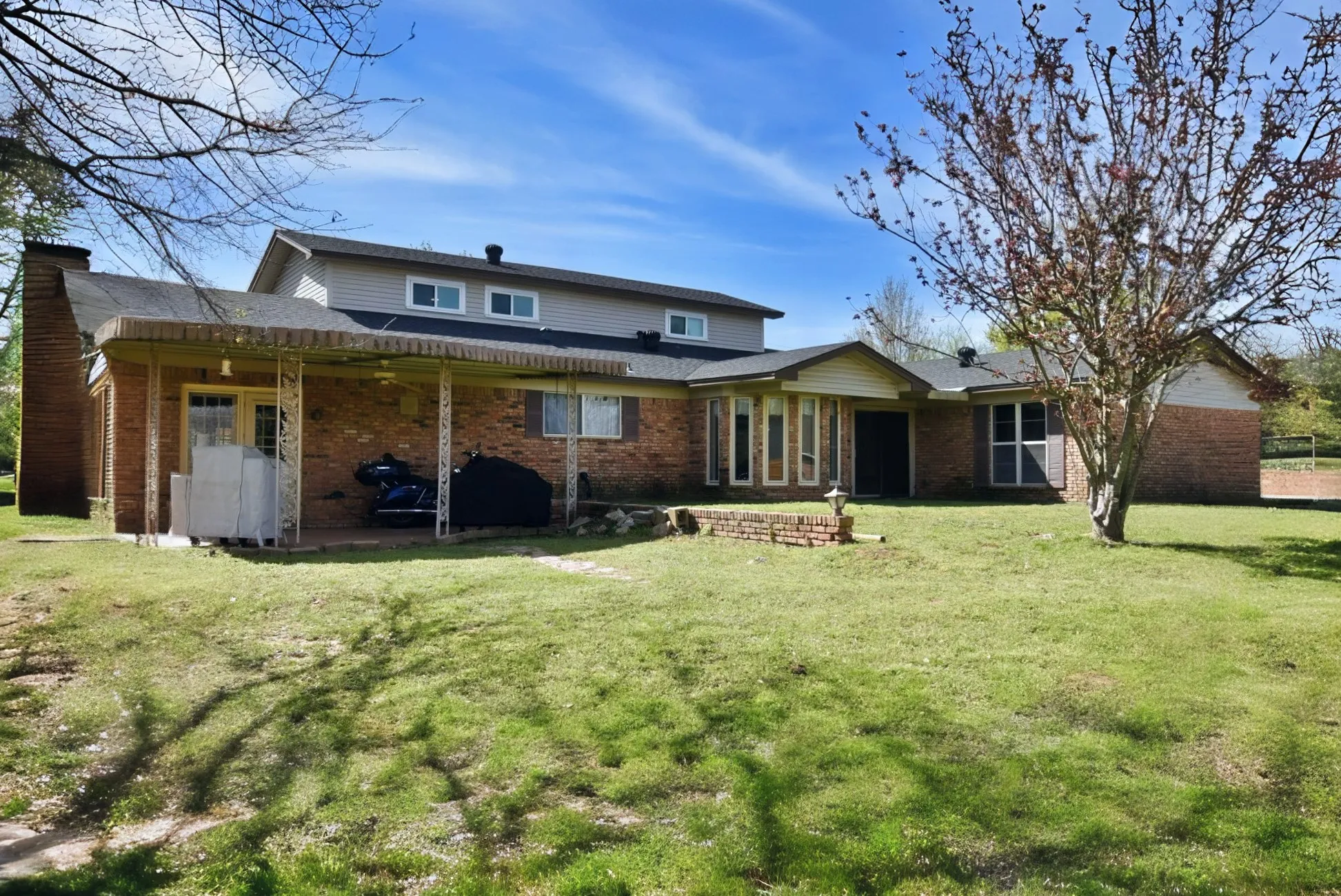 Single Family Residence For Sale in Wood County , 802 W Coke Road, Winnsboro, Texas 75494, 3 Bedroom, 3 Bathroom, Garage spaces, 4,799 Sqft, built in 1980, Preowned, mls#21214453, Real Estate Agent in Winnsboro, Homes For Sale in Wood county, Homes For Sale in Winnsboro, Realtor in Winnsboro Texas, Real Estate Brokerage Independent Realty Texas, Luminita Cordes Realtor