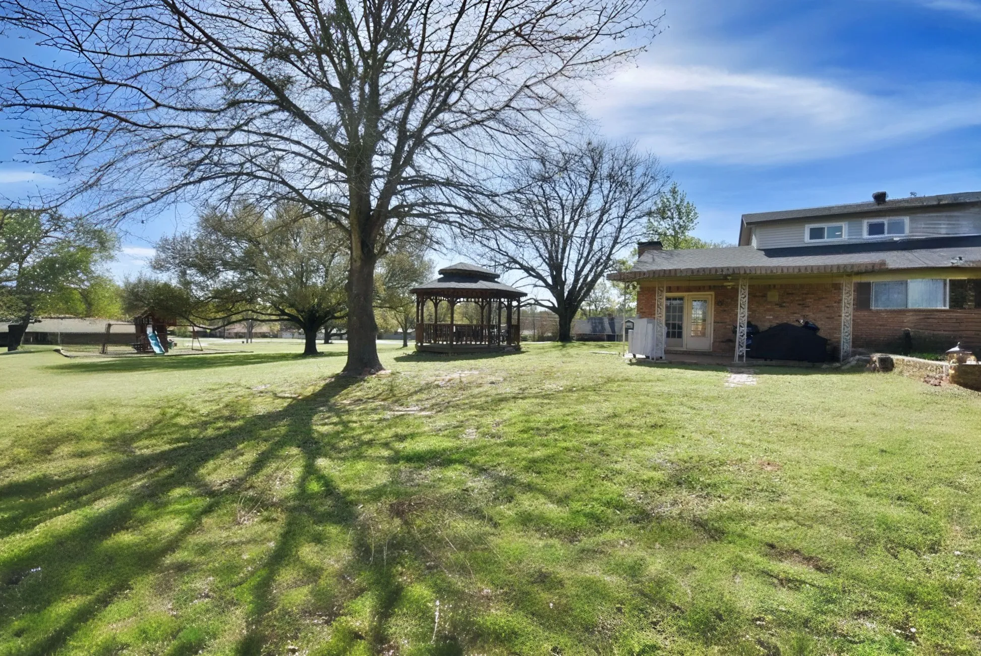 Single Family Residence For Sale in Wood County , 802 W Coke Road, Winnsboro, Texas 75494, 3 Bedroom, 3 Bathroom, Garage spaces, 4,799 Sqft, built in 1980, Preowned, mls#21214453, Real Estate Agent in Winnsboro, Homes For Sale in Wood county, Homes For Sale in Winnsboro, Realtor in Winnsboro Texas, Real Estate Brokerage Independent Realty Texas, Luminita Cordes Realtor