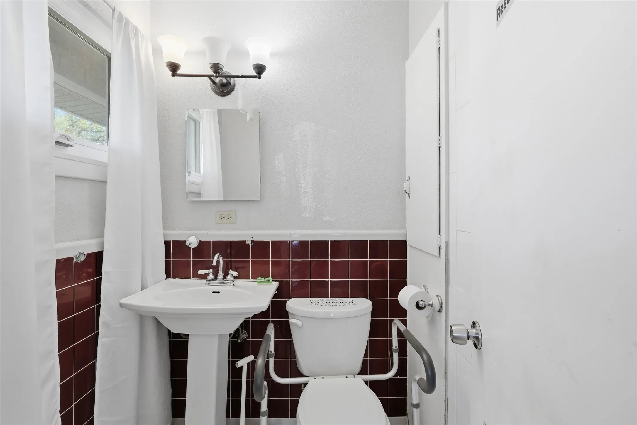Ensuite primary bathroom with shower